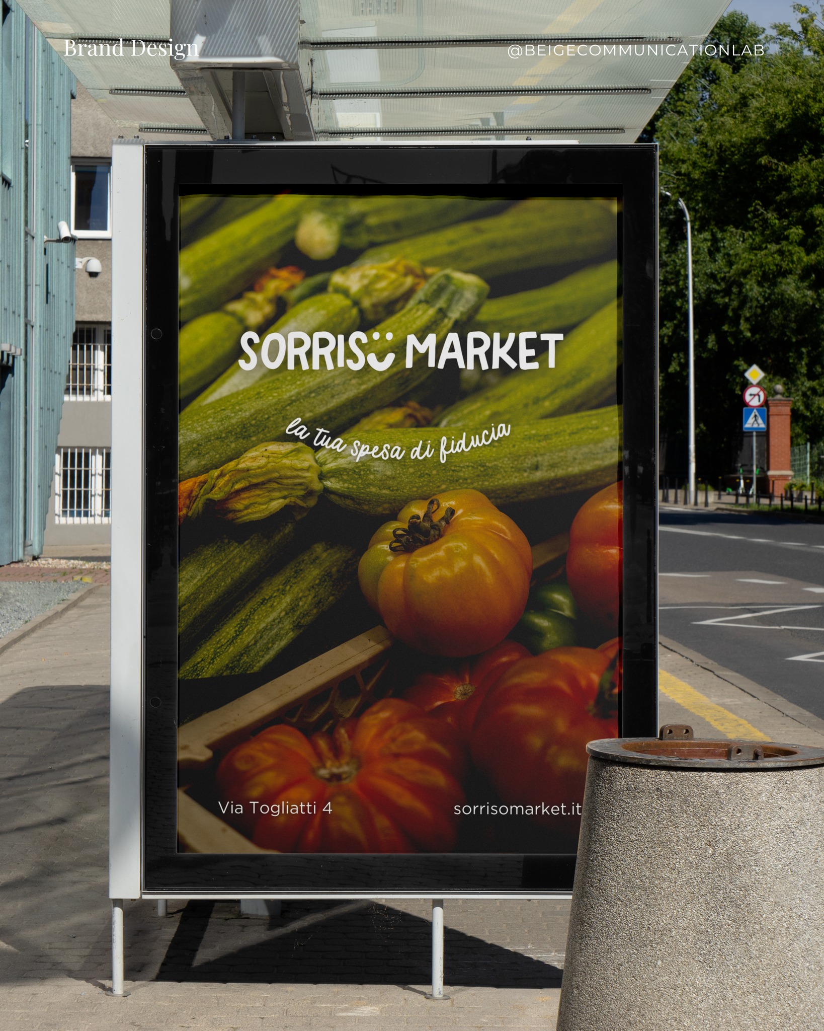 Per Sorriso Market abbiamo curato un rebrand completo, dando forma a un’identità visiva nuova, riconoscibile e piena di carattere 🫑 Un Brand Design vibrante, pop e bold, pensato per raccontare un supermercato contemporaneo, vicino alle persone e capace di distinguersi nel quotidiano.
Da qui prende vita una comunicazione integrata a tutto tondo, che accompagniamo nel tempo su tutti i touchpoint del brand.
Un progetto che unisce colore, energia e coerenza, e che continua a evolversi insieme a Sorriso Market.
______
#beigecommunicationlab #communicationdesign