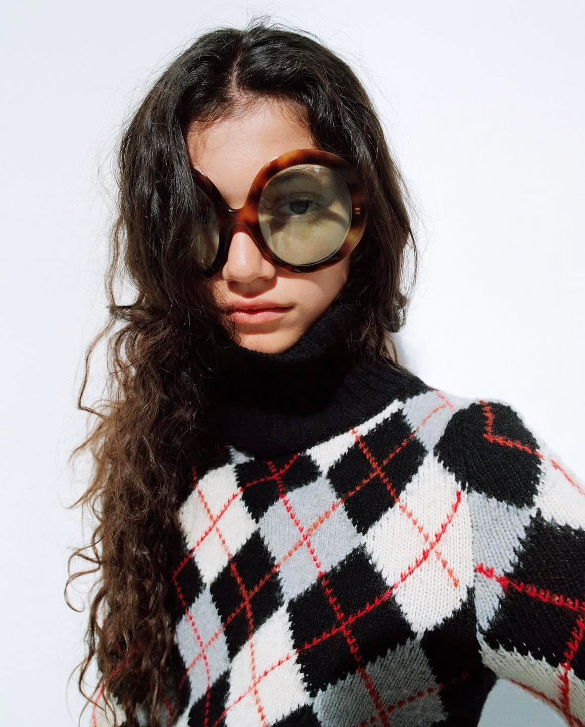 Linee curve e l'iconica firma Triomphe. Scopri la nuova Halfmoon Soft dalla collezione Printemps 2026.
Uno sguardo catturato dall’obiettivo di Zoë Ghertner.
#CelineEyewear
#ZeissVisionCenter
#MilanoCentro
#otticamilano
@otticabardelli_milano