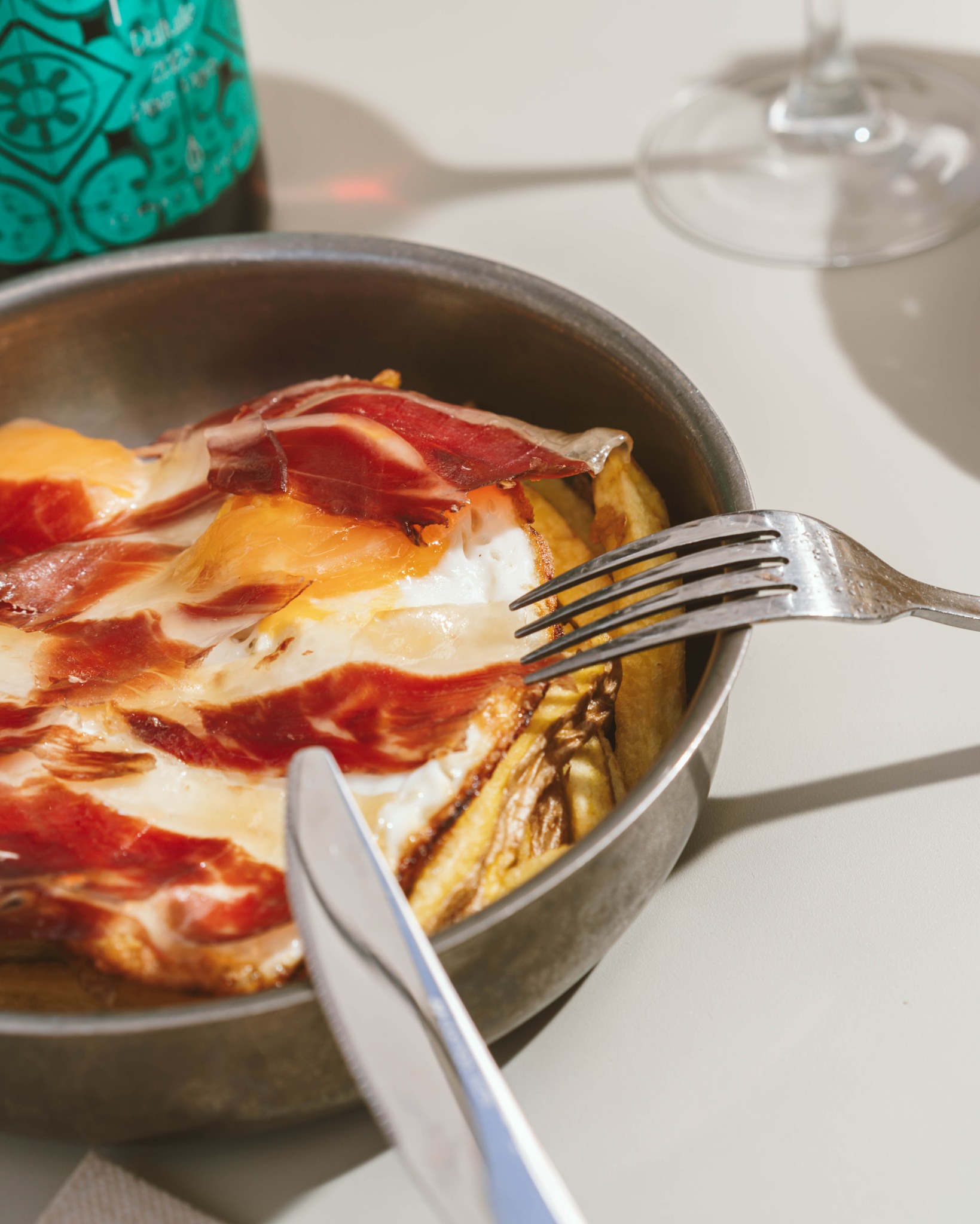 A las patatas fritas 👉🏼 Huevo frito y al Huevo frito 👉🏼 Jamón Ibérico
Así nacen unos huevos rotos clásicos que son un imprescindible si vienes a la taberna.
Si esto ya lo acompañas de un buen vino, te caes de espalda📍José López Rodríguez N7
-
#taberna #sanfernando #doñafrasquita #cocina