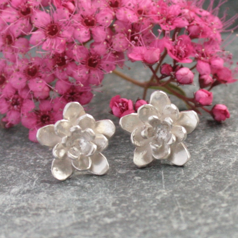 🌸 It's feeling pretty cold in Edinburgh just now and not very spring-like so I thought I would share these earrings to bring a touch of spring to your day 🌸.