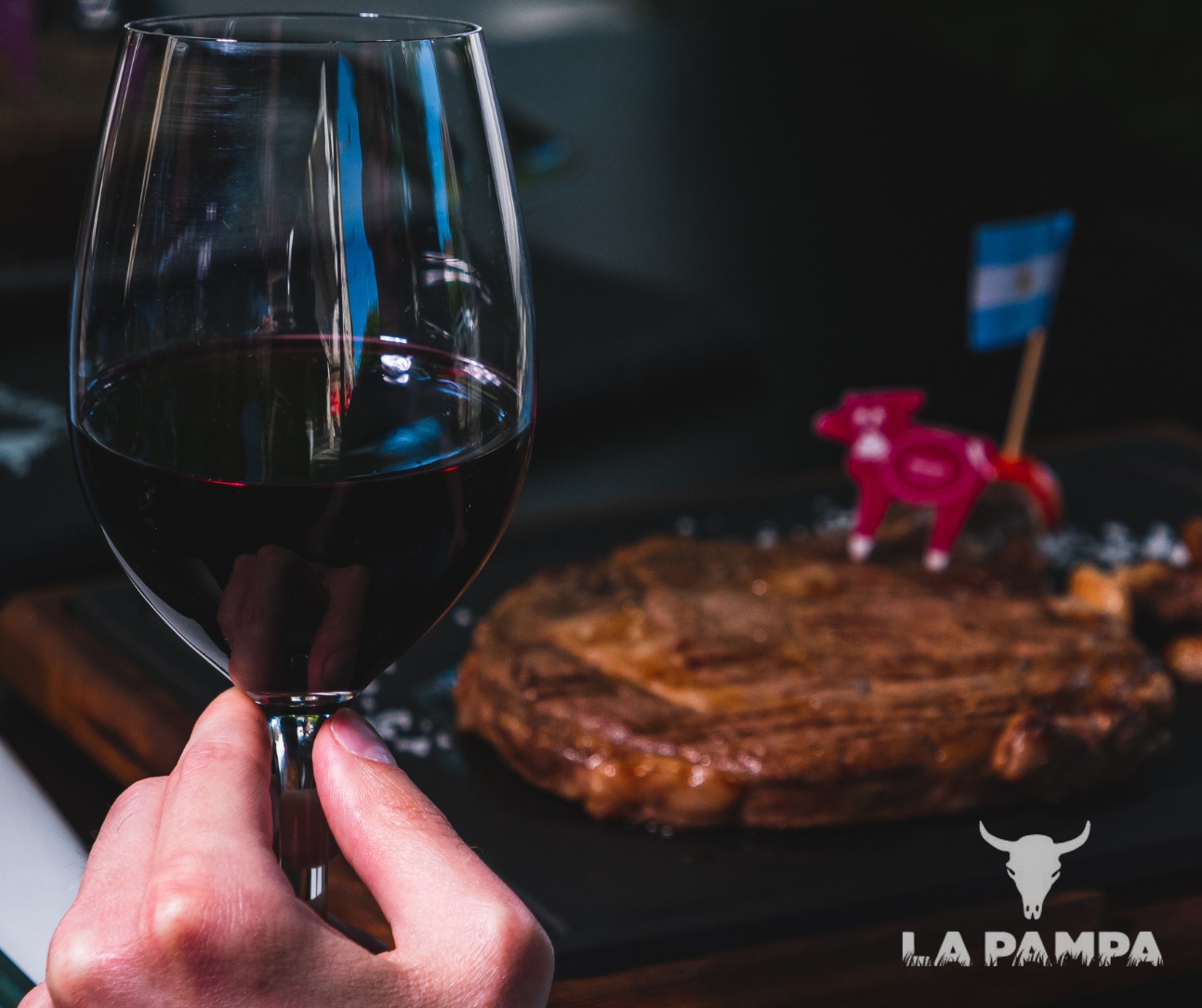 Vörösbor és steakek 🍷🥩
A vörösbor és a steak találkozása nem véletlen klasszikus. A telt, gyümölcsös aromák és a finom tanninok szépen kerekítik a hús gazdag ízét, miközben kiemelik annak természetes szaftosságát.
📍 Budapest, Bajcsy-Zsilinszky út 23
𝗔𝘀𝘇𝘁𝗮𝗹𝗳𝗼𝗴𝗹𝗮𝗹𝗮́𝘀:
👉🏻 https://www.lapampa.hu/asztalfoglal%C3%A1s
#lapampabudapest #steakandwine #gasztroélmény #boréssteak
#mutimiteszel #premiumélmény #steakhungary #steakhouseexperience