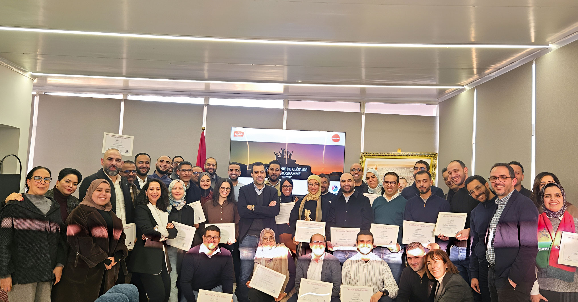 La clôture du programme MAKERS chez Omnitrade Distribution a été un moment fort, empreint d’engagement, de collaboration et d’une énergie collective inspirante.
Tout a commencé par une conviction partagée : celle que l’engagement et la créativité, lorsqu’ils sont libérés et structurés, peuvent devenir de puissants moteurs de transformation.
C’est dans cet esprit que le programme MAKERS, déployé dans le cadre de Sparkers, a été lancé chez Omnitrade Distribution.
Pendant 12 semaines, 36 collaborateurs se sont engagés dans un parcours collectif exigeant et stimulant, mêlant réflexion, co-construction et passage à l’action.
De cette aventure humaine sont nés six projets à fort impact, portés par une dynamique d’intelligence collective, d’audace et de collaboration. Six projets qui témoignent de ce qui devient possible lorsque les talents sont alignés autour d’une vision commune et accompagnés avec méthode.
La clôture du programme a ainsi marqué bien plus qu’une fin d’un programme: elle a célébré l’évolution du leadership des équipes, une énergie collective, des prises de conscience, un ancrage durable de nouvelles pratiques de collaboration et de leadership.
#kalinsar #sparkers #leadership