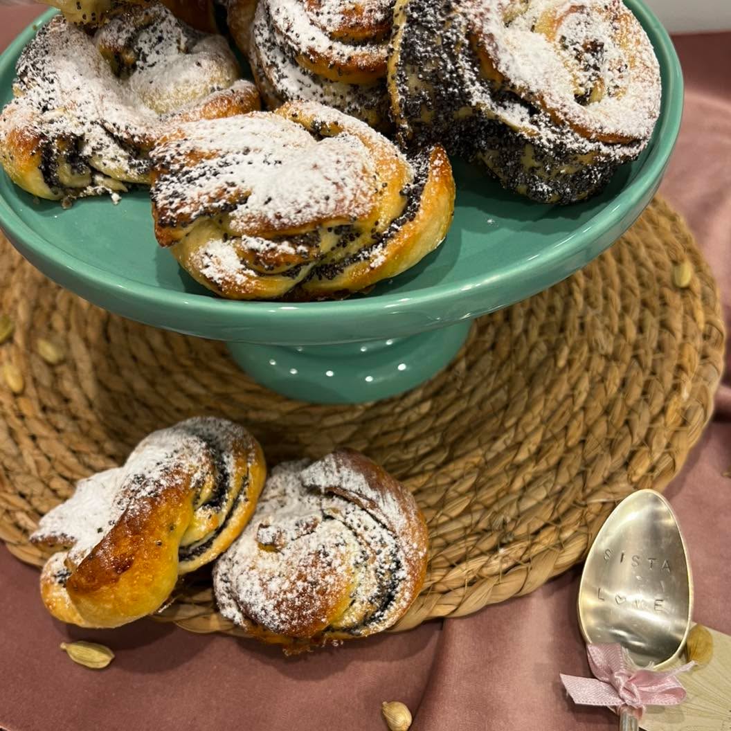Mohn-Kardamom-Knoten
Warm, weich, unwiderstehlich.
Saftige Mohn-Kardamom Knoten und fluffiger Hefeteig – diese Mohn-Kardamom-Knoten sind pure Gemütlichkeit aus dem Ofen und perfekt zu Kaffee oder einfach zwischendurch.
Zutaten für 20 Stück:
Teig:
600 g Mehl
70 g Zucker
1 Würfel Hefe
2.5 dl Milch, lauwarm
125 g Butter, weich
2 Eier
1 Prise Salz
Füllung:
30 g Butter
½ dl Milch
50 g Zucker
100 g Mohn
2 EL Vanillezucker
1 Prise Kardamom
1 Eigelb
Puderzucker
Zubereitung:
In einer Schüssel das Mehl mit dem Zucker vermengen.
Im Mehl eine Mulde formen und die Hefe hineinbröseln und dann 1 dl der Milch dazugeben.
Mit etwas Mehl verrühren und mit einem feuchten Tuch abdecken. Ca. 15 Minuten gehen lassen.
Den Vorteig mit 1.5 dl Milch, Butter, Eier und Salz verkneten und nochmals zugedeckt 45 Minuten gehen lassen.
Für die Füllung die Milch mit der Butter erhitzen. Den Mohn, Zucker, Vanillezucker und den Kardamom unterrühren, beiseite stellen und ca. 15 Minuten ziehen lassen.
Den Teig auf einer bemehlten Fläche rechteckig auswallen.
Diesen zuerst mit etwas weicher Butter bestreichen und dann die Mohn-Füllung darauf verteilen.
Nun in ca. 5 x 6 cm grosse Rechtecke schneiden und der Länge nach aufrollen.
Die Rollen der Länge nach mittig bis 1 cm einschneiden.
Die Stränge ineinander verdrehen und verknoten.
Auf ein Backpapier belegtes Blech legen und einem verquirlten Ei bestreichen.
Im Backofen bei 180°C Ober-/Unterhitze für ca. 15-20 Minuten goldbraun backen.
Auf einem Gitter auskühlen lassen und dann mit Puderzucker bestäuben.
En Guete !
#thekitchenwitches #backenmachtglücklich #backenmitliebe #bakedwithlove #leckereien #sooolecker #backen #backenistliebe