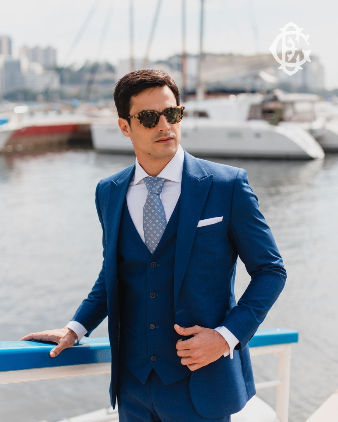 Elegância que atravessa o tempo.
O terno royal blue sob medida é um clássico da alfaiataria, ideal para homens que preferem estilo tradicional, bem definido e sem excessos.
Ligue agora e agende a sua visita!
📞 +55 (21) 3322-6675 | 📱 +55 (21) 99988-1855
Terno @eduardo_guinle | @eduardoguinle
Fotografia @ronaldooliveirafotografia
Vídeo e edição @idofilmes | ojoaaovictor
Local @iateclubedoriodejaneiro
#EG #Terno #TernoSobMedida #RoyalBlue #RoyalBlueEG #ModaMasculina #Alfaiataria #Elegância #Eventos #Estilo #RioDeJaneiro #EduardoGuinle