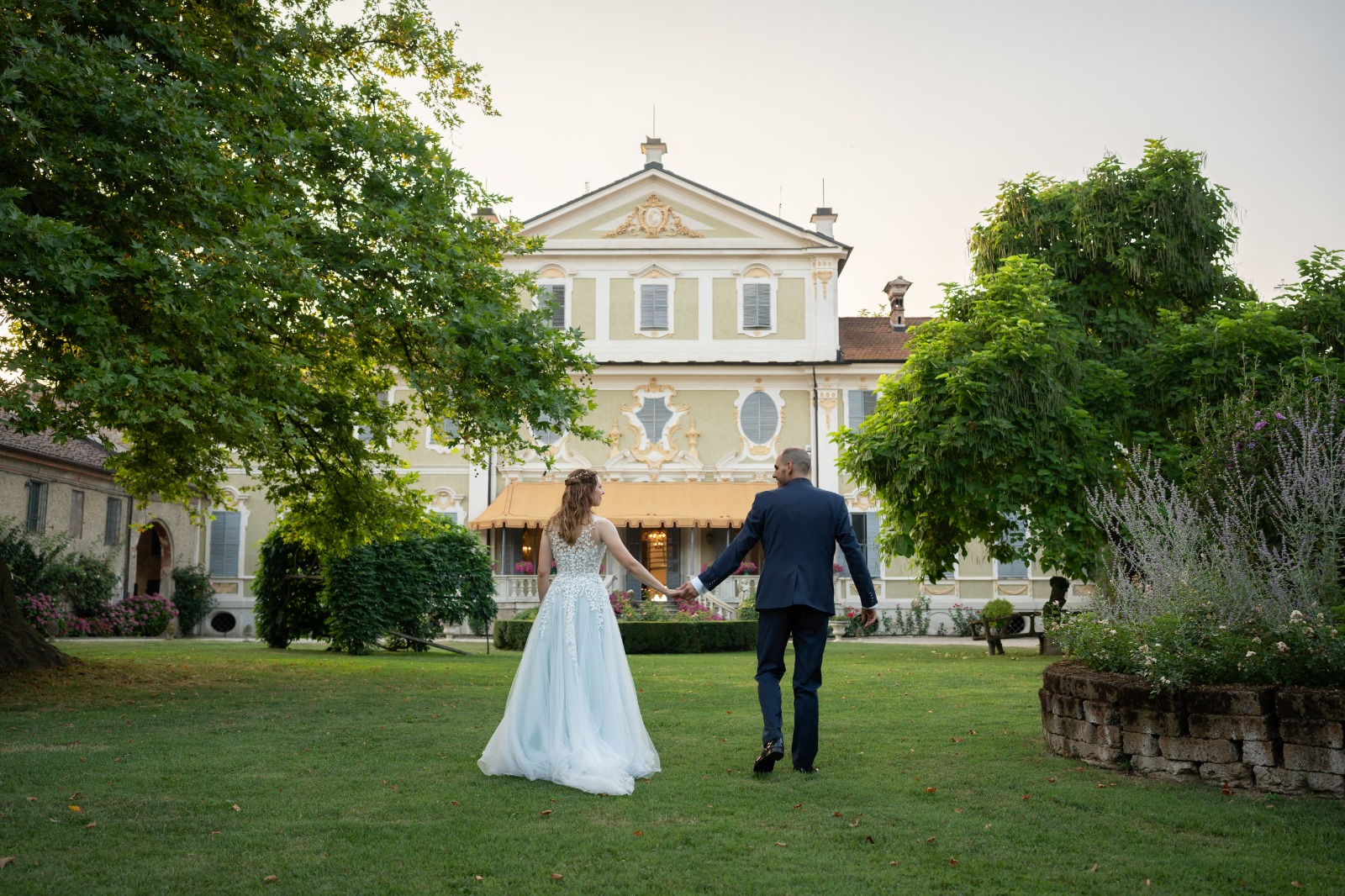 Mano nella mano, avanzate verso la villa mentre il tramonto accende i colori della facciata. Ogni passo è un ricordo che nasce: iniziate qui la vostra storia.
Prenota una visita e vieni a conoscere i nostri spazi!
Elisa & Daniele
Ph: @immaginidautore
Bride: @_elymelym_
.
.
.
#TenutaBerroni #Matrimonio #Wedding #MatrimoniPiemonte #LocationMatrimonio #VillaPerMatrimoni #VillaEventi #Sposa #Sposi2026 #WeddingPlanner #WeddingInspiration #Ricevimento #RitoCivile #ParcoStorico #Piscina #Tensostruttura #AllestimentiMatrimonio #WeddingPhotography #Nozze #EventiAziendali #MatrimonioItaly #DestinationWeddingItaly