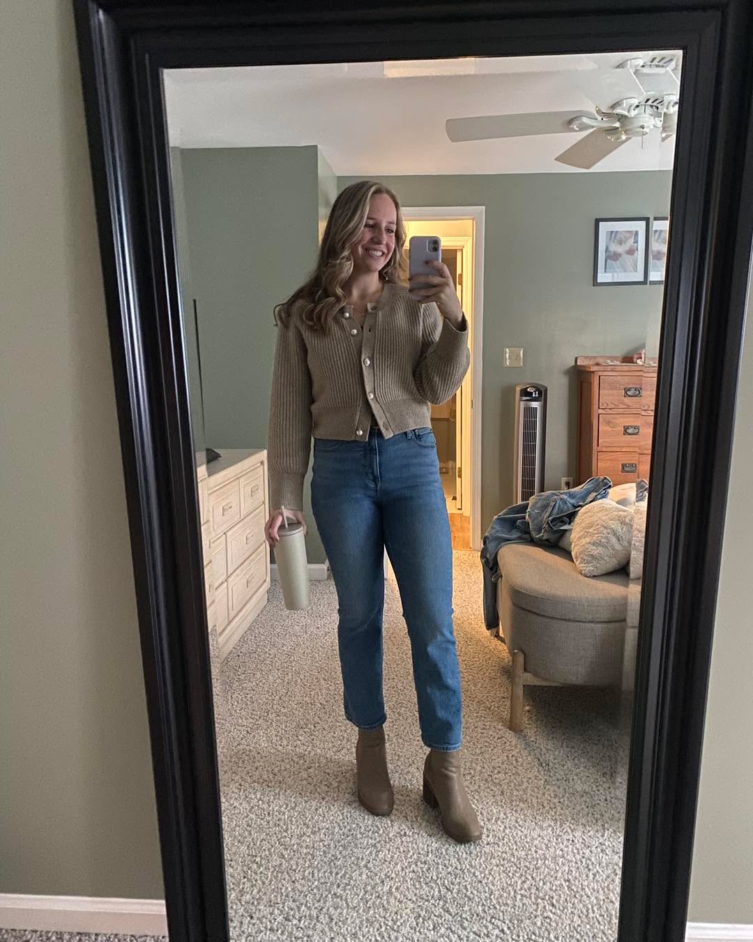 One thing I notice over and over again with clients is how hard they are on themselves for struggling with confidence.
Most of the time, nothing is “wrong.”
They’re just carrying a lot with very little support.
When support increases, confidence doesn’t need to be forced.