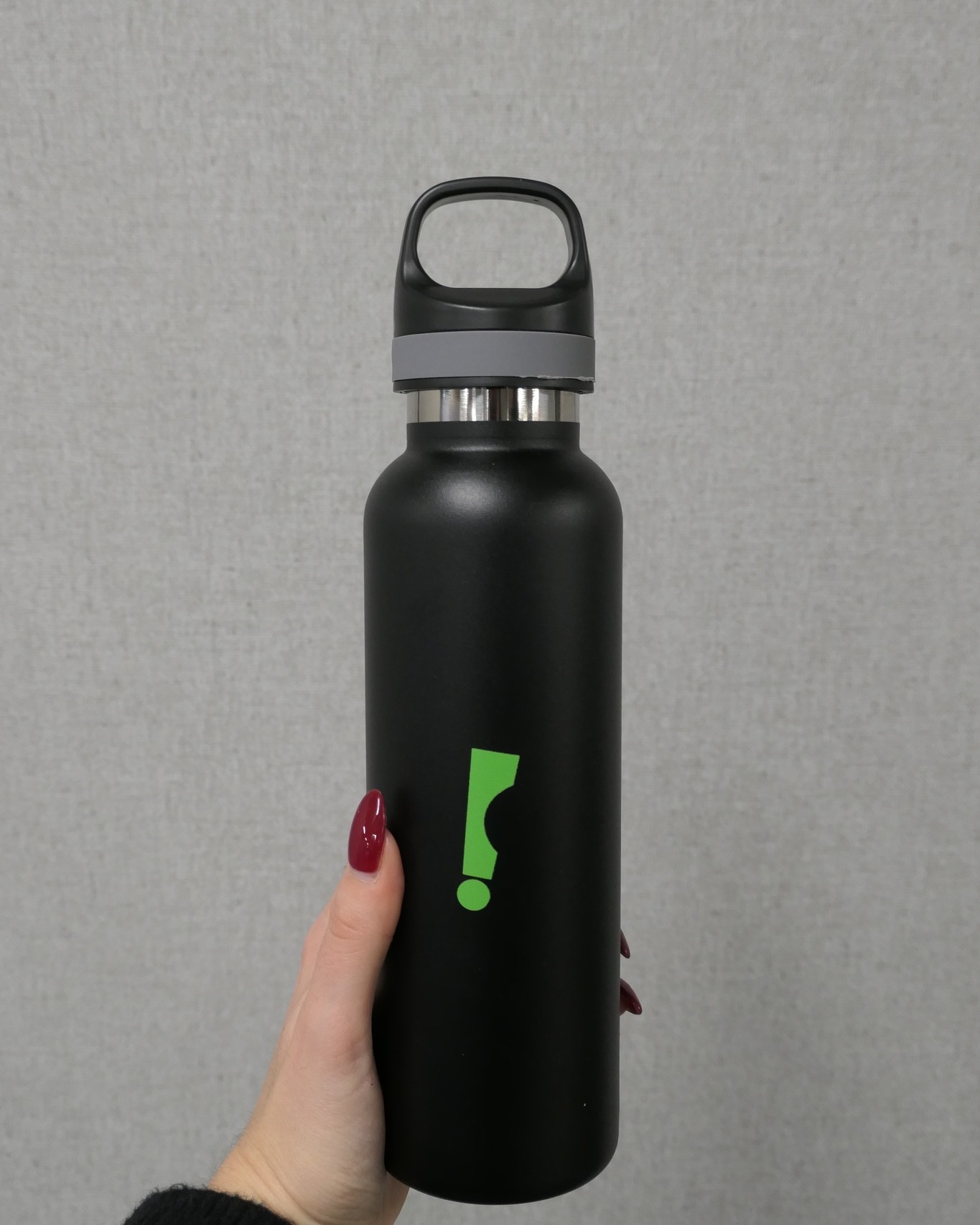 We love this water bottle that is included with every Teen Support Bag! We upgraded to this one about a year ago because we wanted a larger opening for ice cubes and one that was easy to carry around! Thank you to our donors who continue to support this program! 💚💚