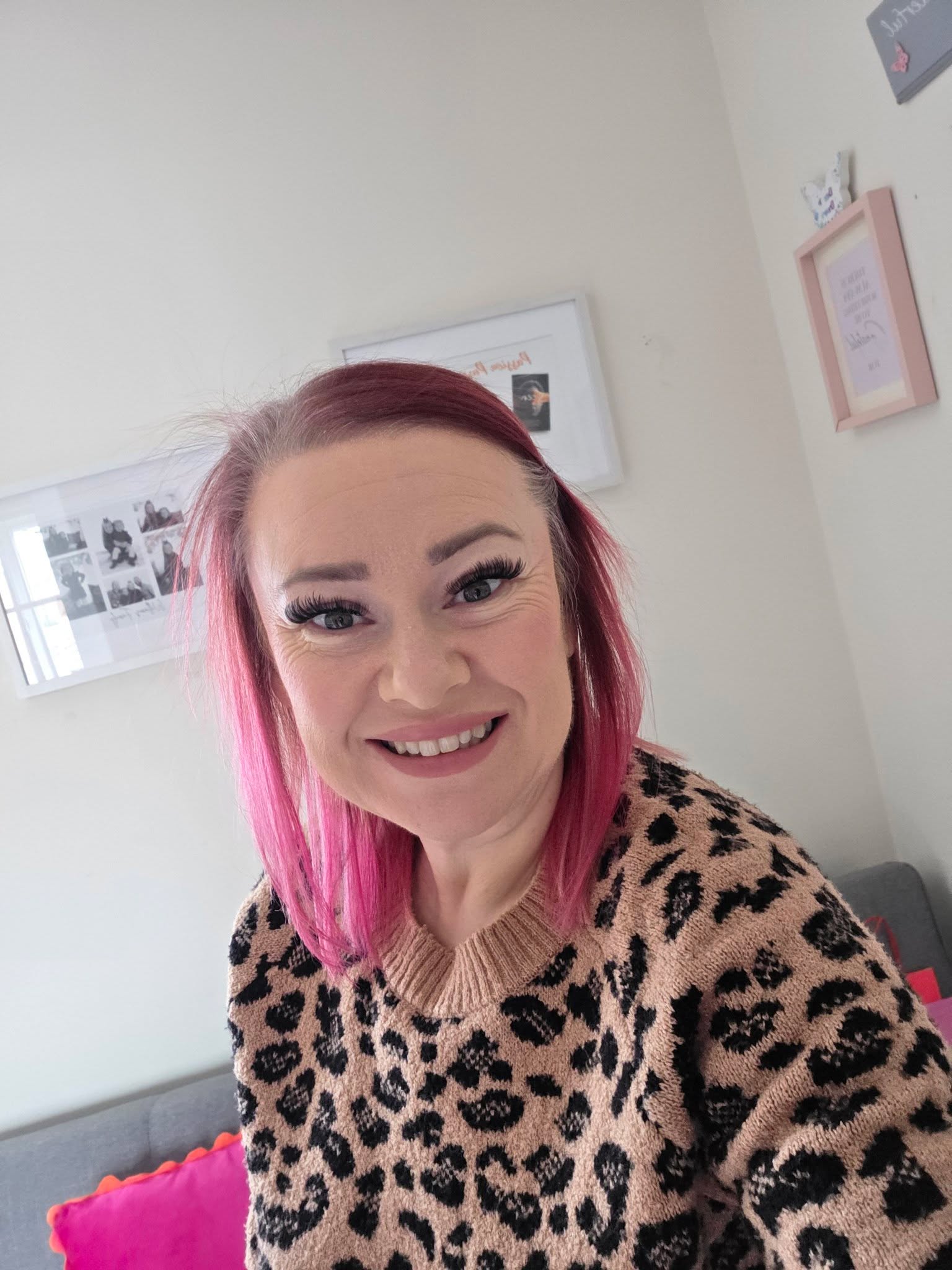 Tomorrow is radio show day...
Hit me with your favourite tune to kick the week off?? ⬇️⬇️