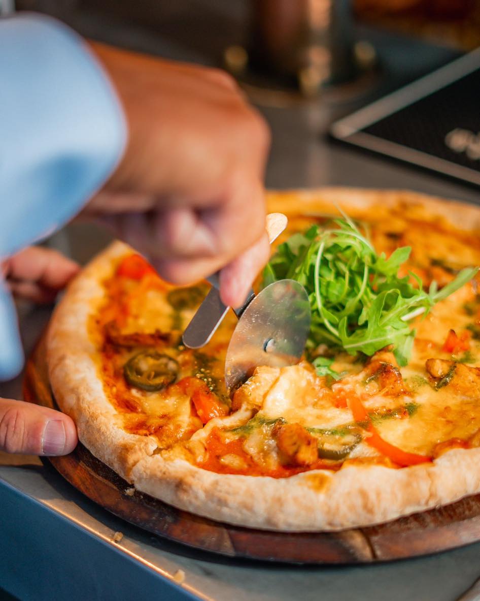 🍕😎 MONDAY 9TH FEB IS NATIONAL PIZZA DAY PEOPLE! 😎🍕
All. Pizzas.
ALL. DAY.
💥 £9.95 💥
Whether you’re a slice sharer (weird but ok) or a whole-pizza-to-yourself kind of person, we’re not judging 😌
Cancel your plans. Or better yet — make this the plan 👀🍕
#RoseAndCrownBrentwood #PizzaDay #AllDayPizza #BrentwoodEats #PizzaLovers #FoodDeals #EatPizzaRepeat 🍕🔥