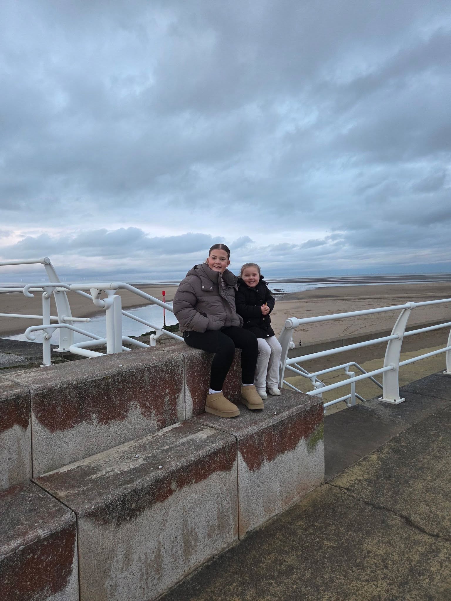 Ended the month with a walk by the sea 🌊
It was so calm and definitely could feel the moon energy ✨️