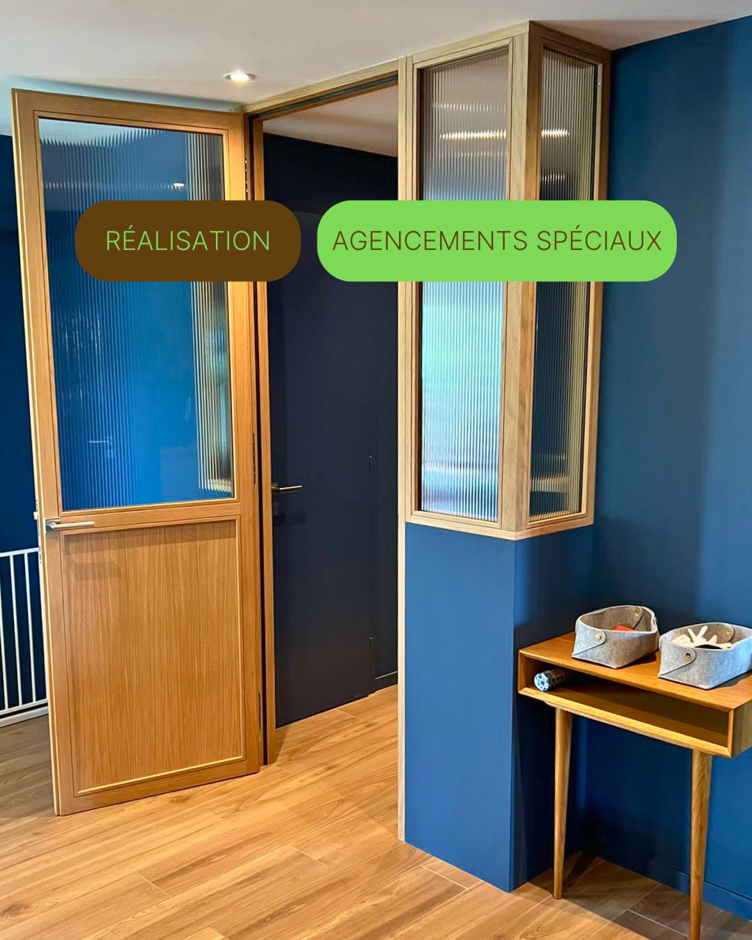 ✨ Réalisation signée MH Bois ✨
Une séparation de hall d’entrée en menuiserie traditionnelle, conçue pour organiser l’espace avec élégance. Le verre à motif cannelé apporte de la lumière tout en assurant une séparation discrète. Une réalisation sobre, fidèle au savoir-faire de nos ateliers.
Nous remercions chaleureusement notre client pour sa confiance.