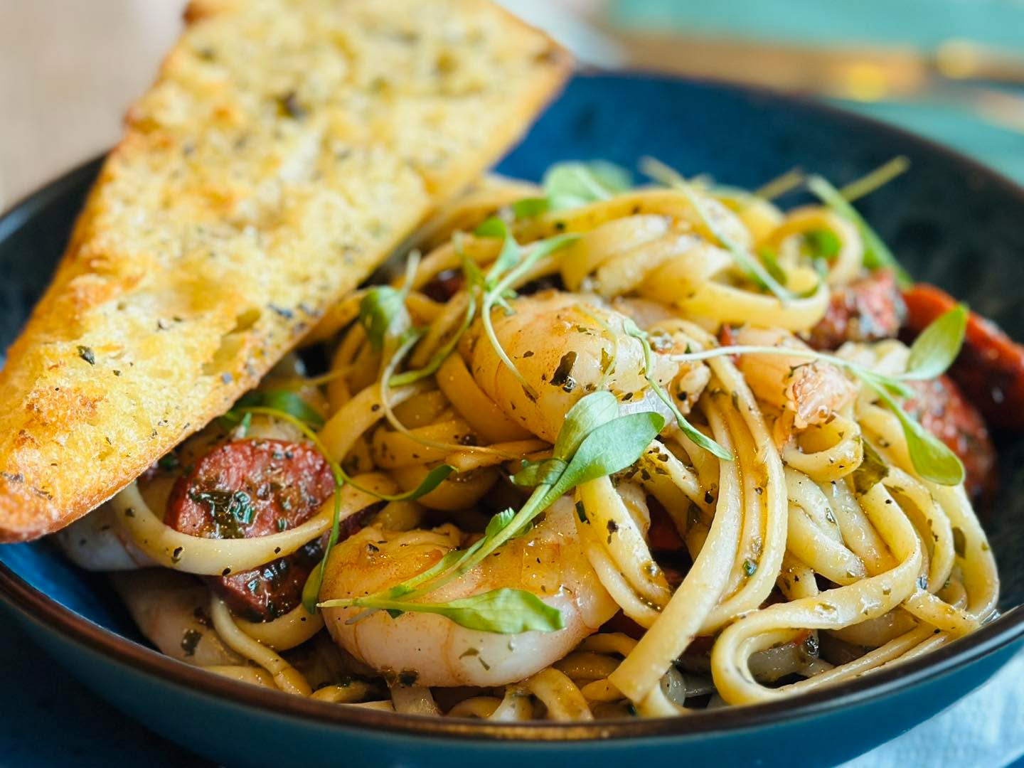 Midweek Special at Louie’s✨
King prawn & Chorizo linguini tossed with chimichurri & served with garlic bread.
Available Monday-Thursday.
📞01383 821115
📱 https://www.louiebrowns.co.uk
🚶Walk ins welcome