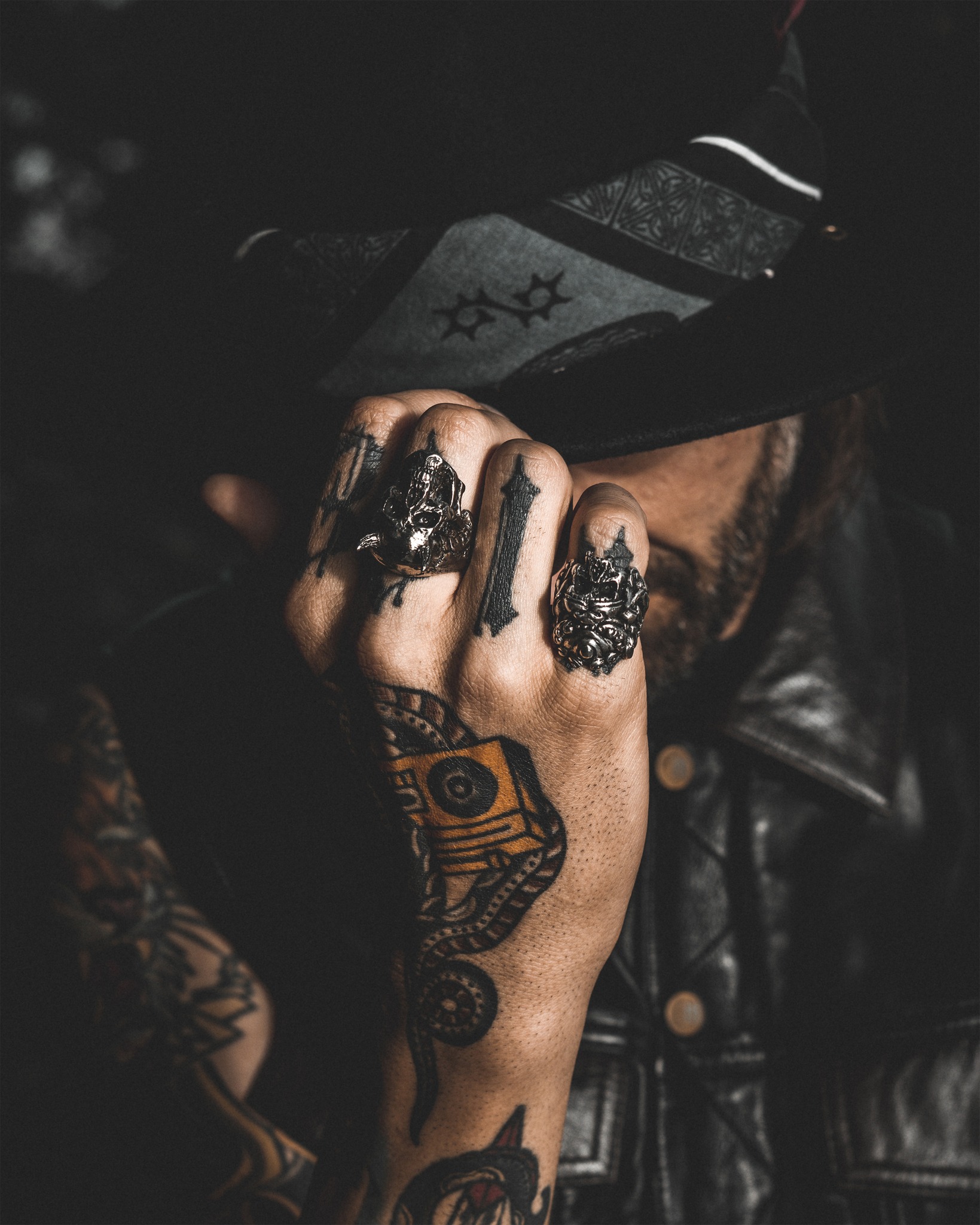 Old shots from our collaboration with @benn.kobra (Ben Alexis) 🔥
still hitting just as hard today.
Raw hands. Jewelry worn, not staged.
This wasn’t about trends.
It was about character, presence, and time doing its work.
Still proud. Still relevant.
Still Iron Clan ☠
__
#IronclanJewelry #IronclanRings