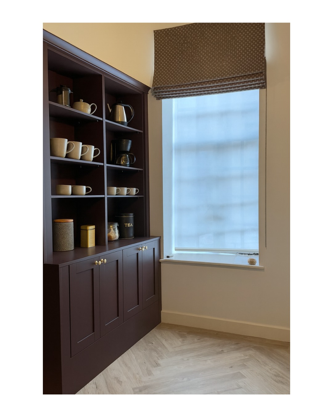 A double layered solution for this big window, next to my client's newly created and soon to be fully decked out coffee station (I'm so jealous). We used a sheer roller blind to diffuse the intense sunlight that can come through the window (I wish right now), behind a hand-stitched roman blind made with a merino wool fabric from @torimurphytextiles which suits the coffee making vibe down to a 'tea' (sorry, I had to 😊).
#romanblindmakers #tootingnewsie #romanblindmaker #balhamnewsie #softfurnishing #TootingBec #southlondon #softfurnishings #custommade #tooting #madetomeasure #windowtreatments #curtainmaker #romanblinds #handmade #balham #wandsworth #localmaker #localmakers #romanblind #bespoke #fulham #earlsfield #balham