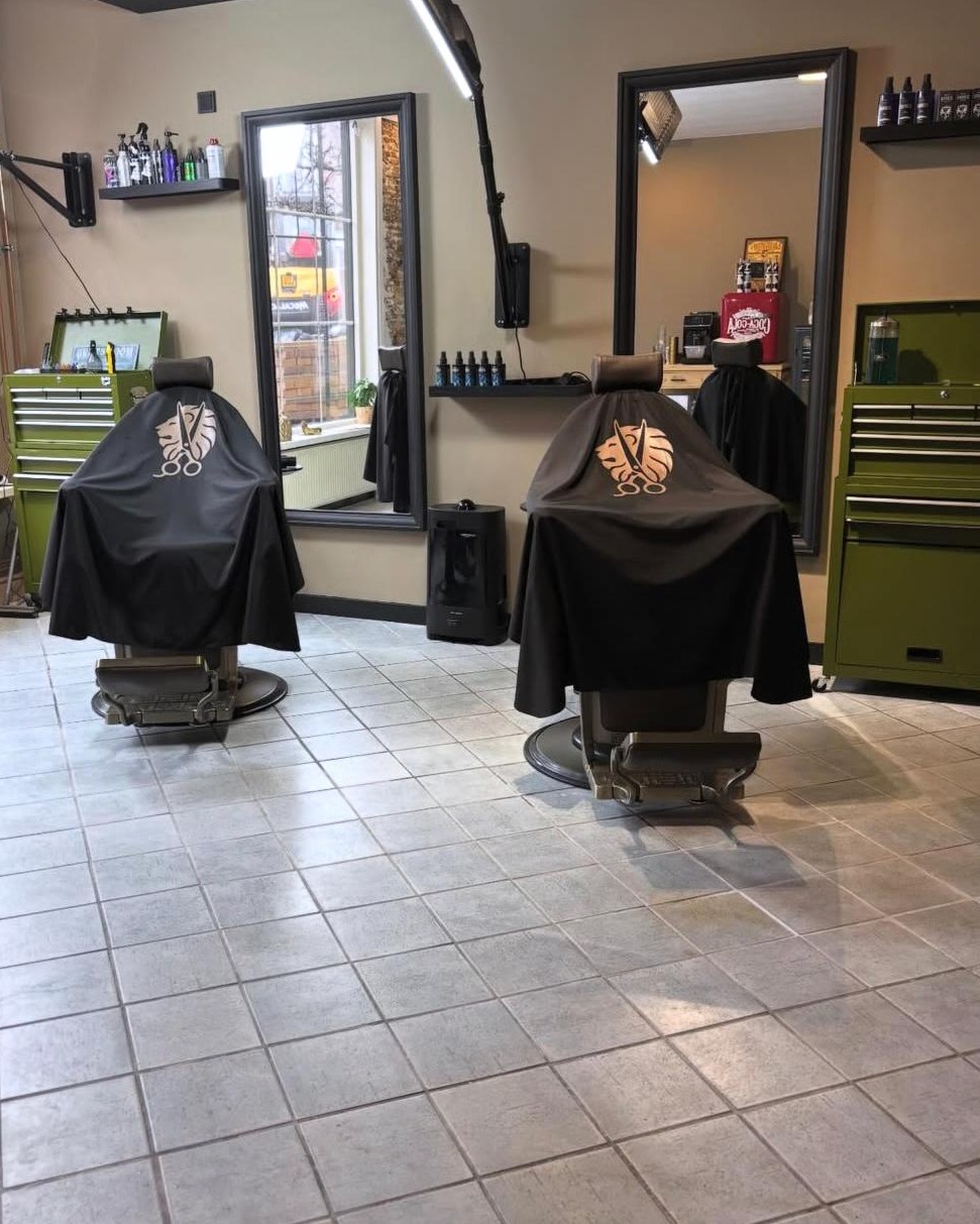 Nieuw in Sint Annaland en meteen herkenbaar 😎🦁
Voor Barbershop De Leeuw mochten we het ruglogo bedrukken op hun kleding. Strak, groot en precies goed zichtbaar zodra je binnenloopt of langsloopt. Zo staat de kapper er elke dag professioneel op. 👕✨
Barbershop De Leeuw vind je op Voorstraat 45 in Sint Annaland. En de reviews liegen er niet om. ⭐️
Wil jij ook dat jouw team in één keer herkenbaar is met een sterk logo op de rug? Stuur ons even een bericht. 📩
#barbershop #sintannaland #bedrukken #bedrukking #ruglogo #werkkleding #teamkleding #logoopkleding #inbeeldreclame #logometimpact #tholen @barbershopdeleeuw