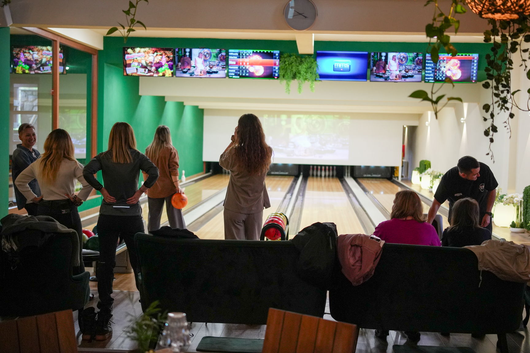 A legszebb emlékek sokszor egy közös játék közben születnek.
Egy bowlingmeccs, egy nevetés, egy fotó – és máris egy új történet kerül a családi albumba.
Nálunk minden generáció együtt tud jól szórakozni.
.
.
#CsaládiKikapcs #ForestLodgeCsaláddal #KözösÉlmények #MinőségiIdő #bowlingtusnad #eventspace #eventdesign #caffee #MiercureaCiuc #biliard #csikszereda
