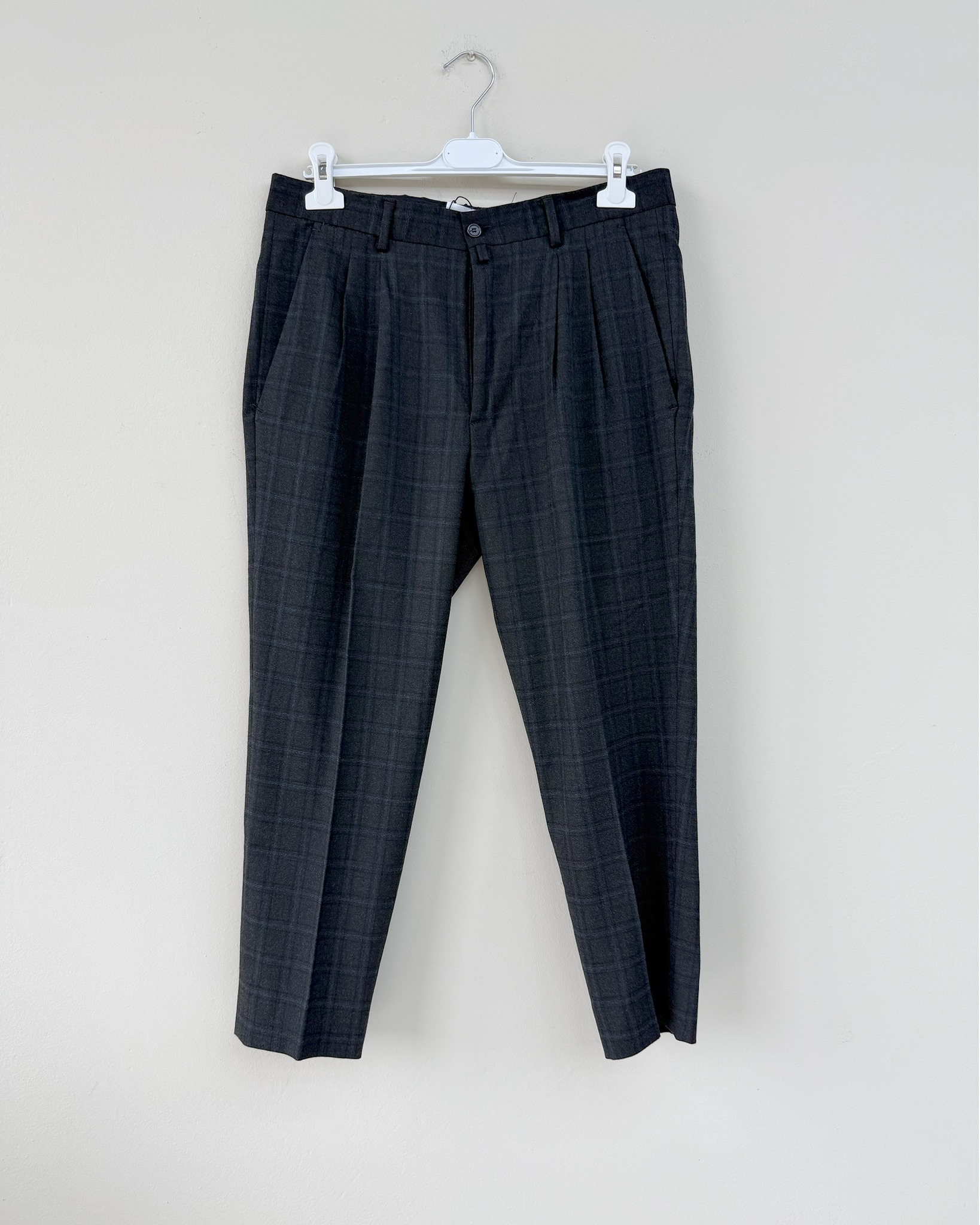 Eleganza rilassata. Taglio sartoriale.
In vendita pantaloni sartoriali da uomo a quadri grigio scuro, un capo raffinato e versatile, perfetto per chi ama uno stile business casual curato ma non rigido.
👖 Caratteristiche principali
🔹 Stile: sartoriale con pinces frontali, per maggiore comfort e volume nella parte superiore
🔹 Fantasia: motivo a quadri discreti (stile Principe di Galles) su base grigio scuro / antracite
🔹 Vestibilità: gamba dritta o leggermente affusolata
🔹 Dettagli: piega stirata lungo la gamba, passanti per cintura e tasche laterali
Ideali da abbinare a camicia, maglia o blazer, sono il capo giusto per chi cerca classe, versatilità e carattere in un solo pantalone.
🛒 Disponibile sul nostro shop on-line oppure in Store
💬 Contattaci per qualsiasi informazione o dettaglio che vuoi sapere
#SartorialStyle #BusinessCasual #Menswear