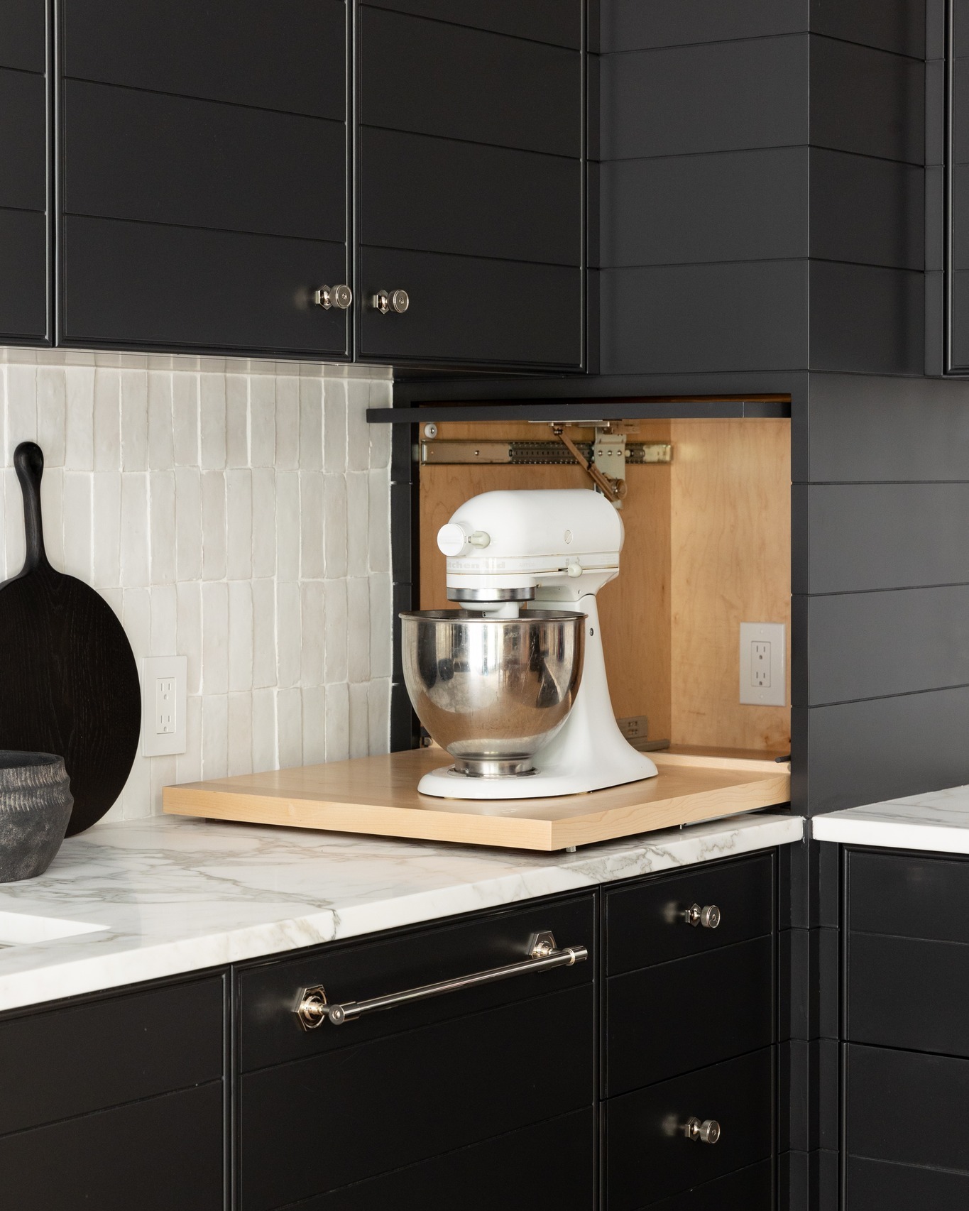 We love a kitchen that knows when to show off
and when to clean up after itself.
Swipe to see one of our favorite hidden details.
Photograph: @emilyobrienphoto_design
Architect: @mcalpinehouse
Interior Design: @changoandco
#ApplianceGarage #HiddenStorage #LuxuryKitchenDesign #CustomCabinetry #KitchenDetails