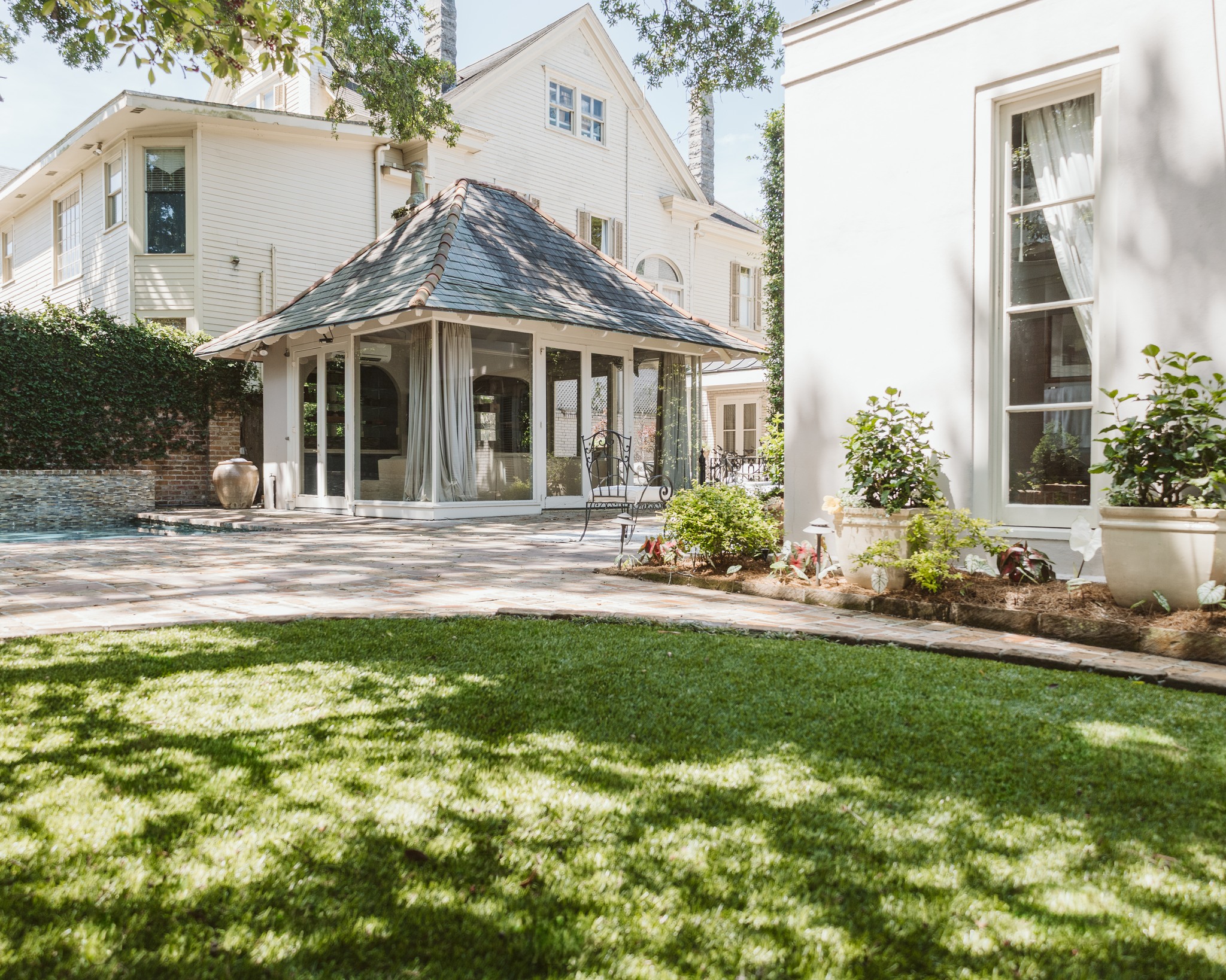 Another Turf Tuesday featuring this beautiful backyard oasis ✨
▫️ ▫️ ▫️ ▫️ ▫️ ▫️ ▫️ ▫️ ▫️ ▫️
#thegardengateslandscapecompany #landscape #residential #grasstex #residentiallandscape #neworleanslandscapes #pavers #thegardengateslandscapecompany #neworleans #metairielandscapes #design #iheartnola #artificialturf #turf #planning #installation #landscapeinstallation