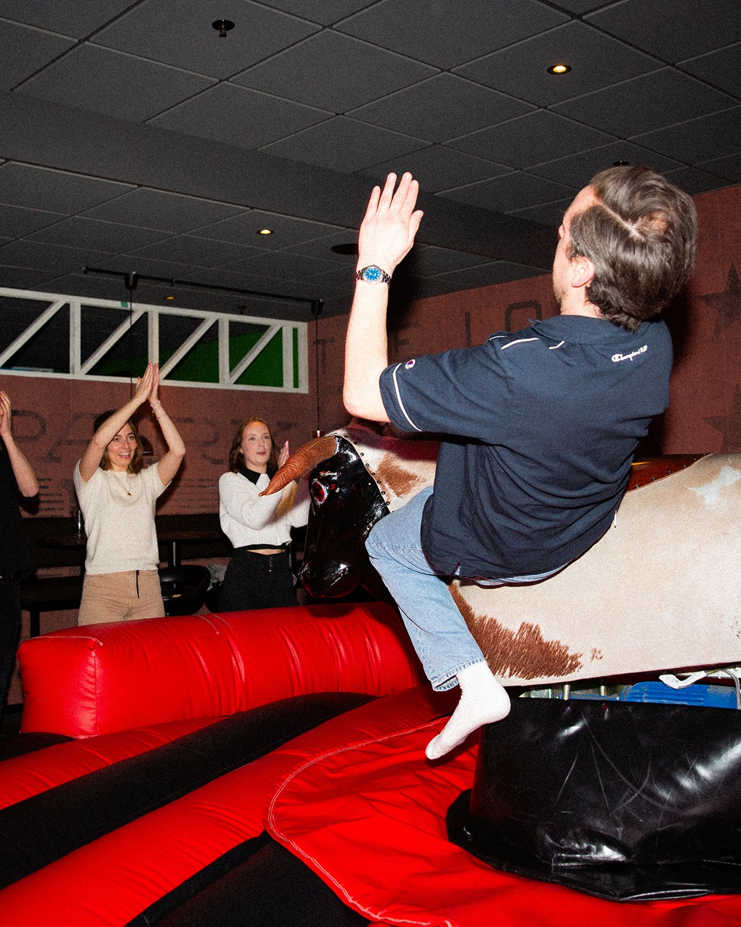 Se kollegan flyga av tjuren 🤪🤣
Samla teamet för kamp, burgare och en riktigt kul kväll tillsammans. Ett färdigt kickoff-upplägg för företag. Klart för tävling!
Boka kickoff i februari på starbowling.se