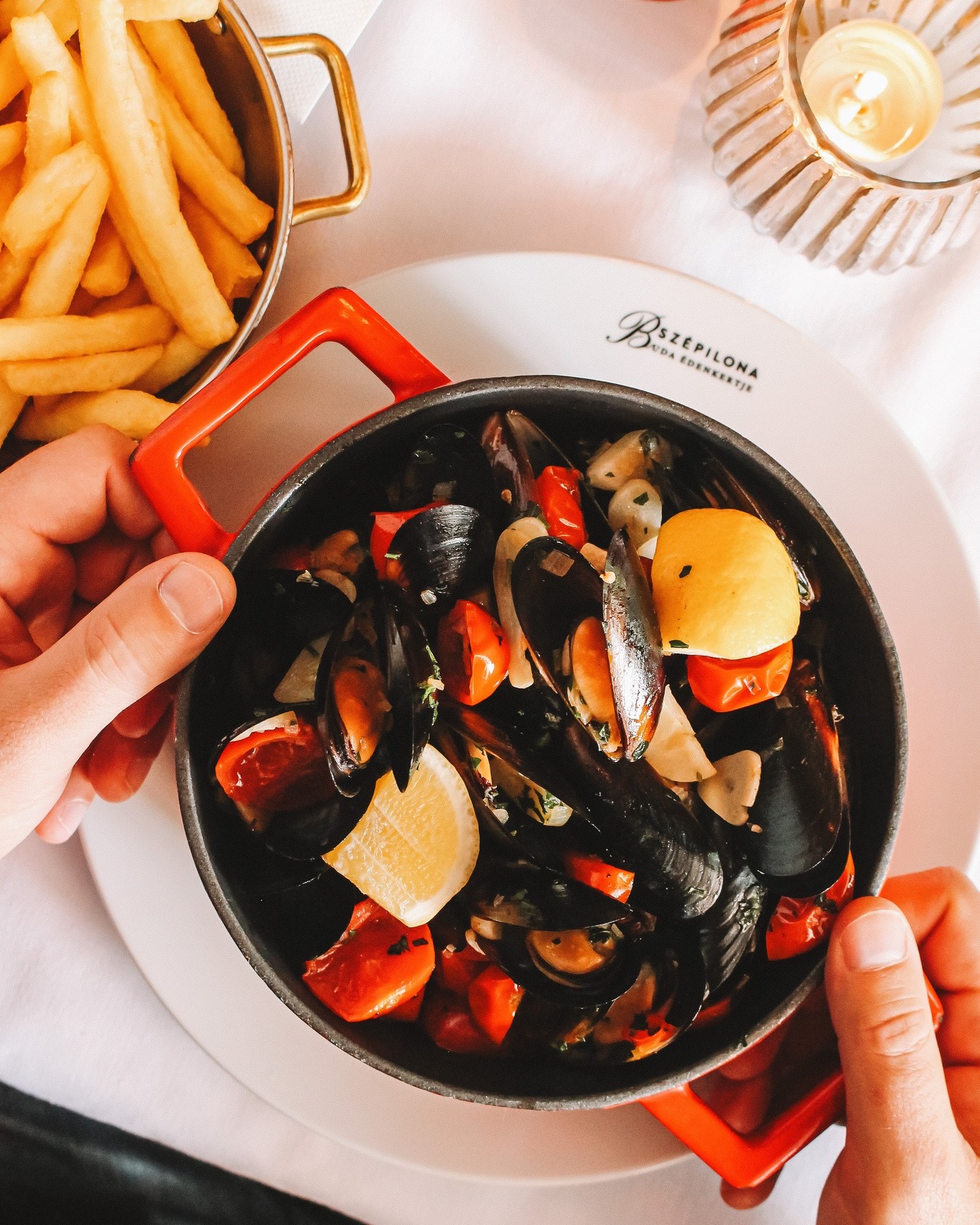 Szívmelengető pillanatok a hűvös februári estéken. 💛
#szépilona #szépilonabisztró #szeretnikellazéletet #buda #budapest #moulesfrites #fehérborosfeketekagyló