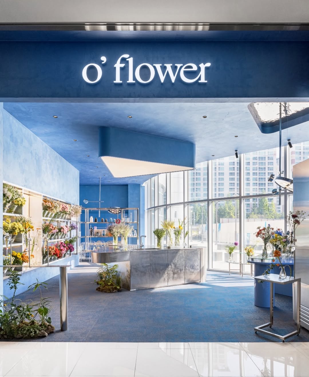 Un fleuriste comme un laboratoire.
À Dongtan New Town, les bouquets ne se choisissent pas, ils s’expérimentent.
Un espace minimal, presque scientifique, où l’on manipule la fleur comme une matière vivante.
Moins de vitrine, plus de gestes.
Moins de commerce, plus de curiosité. 🌸
📸 Photographies @___yjc
#FineFleur #FloralDesign #FlowerLab #DesignStore #ConceptStore #Floristry #ArtDeVivre #ExperientialDesign #slowretail