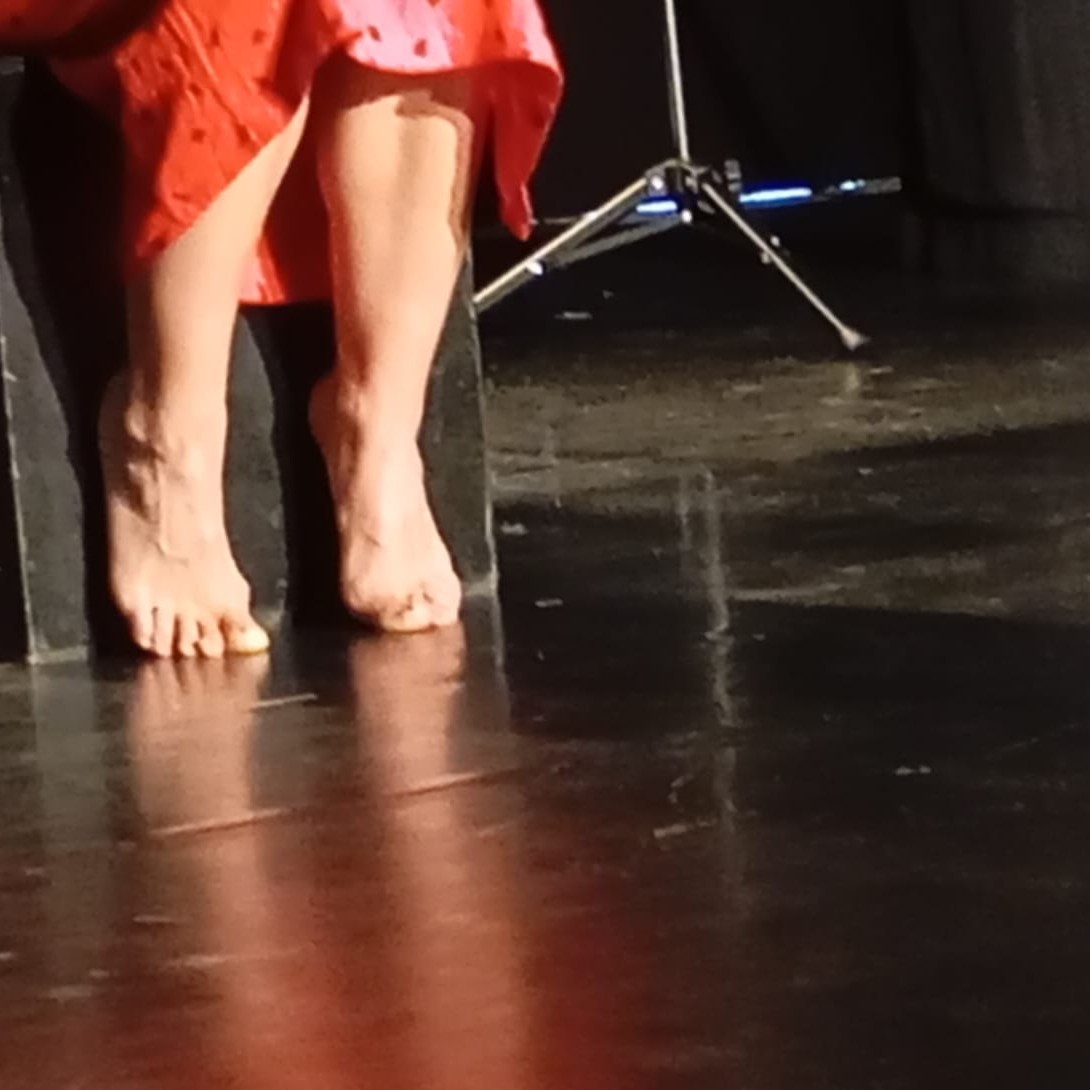 Nouvelle création : Terre Violée 🌿
Dans l’Espagne franquiste, Niria, une jeune femme, voit sa vie basculer après une violence insupportable. Contrainte d’épouser son agresseur, elle sombre peu à peu dans la folie, tandis que la pièce explore, en parallèle poétique, le lien entre la terre exploitée et le corps des femmes brisés.
Une lecture théâtralisée puissante...
#NouvelleCréation #TerreViolée #ThéâtreEngagé #LectureThéâtralisée #IDEALSThéâtre #ViolencesConjugales #RésilienceFéminine"