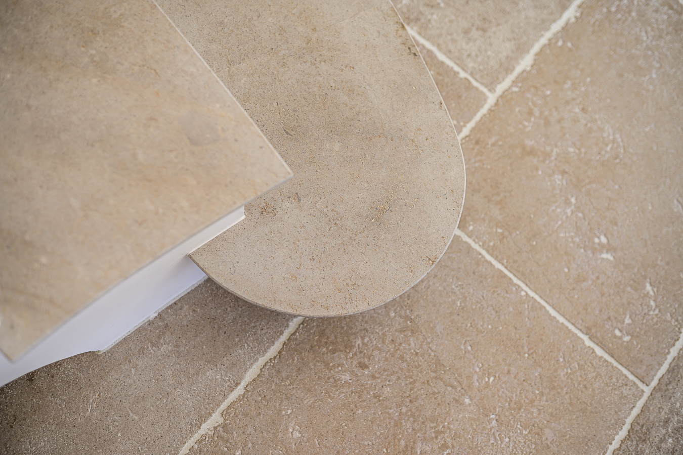 RENOVATION LOURDE d'une bâtisse beaujolaise
DETAILS PIERRE - l'ensemble du RDC ainsi que les terrasses ont été traité en pierre massive en écho à la galerie pierre existante. Le calepinage a été différencié pour l'espace cuisine avec un tapis de carreaux graphique. L'escalier a été traité avec la même pierre, un dessin et des finitions soignées.
Photos : @thedigitalfly
#bonsens #bonsensarchitectes #solpierre #pierremassive #escalierpierre