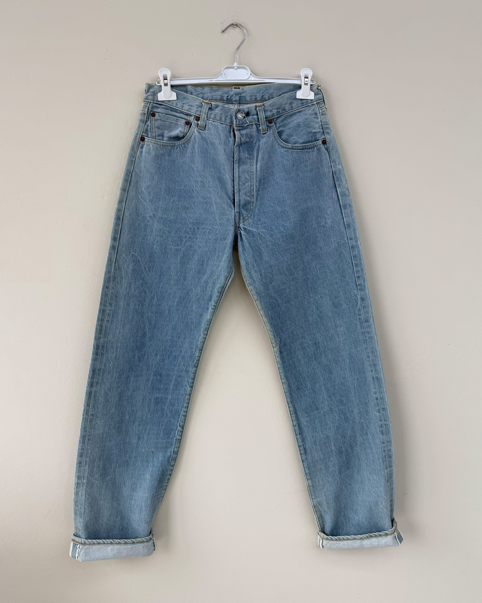 🔥 Jeans Levi’s 501XX Big E – Cimosa Selvedge 🔥
Un vero pezzo di storia del denim: i Levi’s 501XX Big E sono tra i modelli vintage più iconici e ricercati dagli appassionati. Si caratterizzano per la cimosa (selvedge), ossia il bordo finito del tessuto che non si sfilaccia e parla di produzione con telai tradizionali di qualità superiore.
🔹 Modello leggendario: Levi’s 501XX Big E, un classico senza tempo
🔹 Cimosa (selvedge): bordo finito visibile nei risvolti, simbolo di denim di pregio e tessitura tradizionale (selvedge/“cimosa”)
🔹 Big E: la storica etichetta rossa “Big E” indica modelli prodotti prima dei primi anni ’70 e li rende particolarmente desiderabili tra collezionisti
🔹 Dettagli autentici: abbottonatura classica, denim robusto e finiture tipiche Levi’s
Un paio di jeans che non è solo un capo d’abbigliamento, ma un pezzo di heritage denim apprezzato da chi conosce il valore del vero vintage.
🛒 Disponibile sul nostro shop on-line oppure in Store
💬 Contattaci per qualsiasi informazione o dettaglio che vuoi sapere
#LevisVintage #501XX #SelvedgeDenim