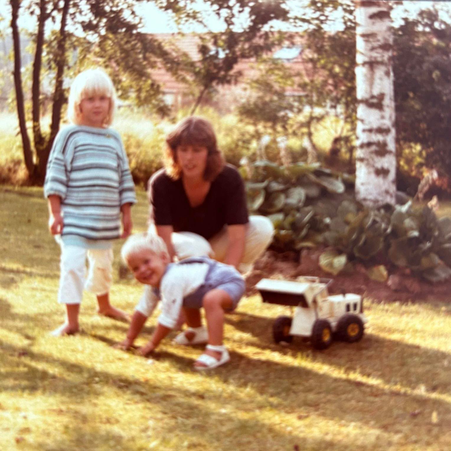 ODE AAN HET MEISJE
Ik wil het kleine meisje in mij eren.
Een ode aan het kleine meisje
dat zoveel heeft gedragen
wat niet van haar was.
Het meisje dat zorgde
dat het gezin bij elkaar bleef.
Dat geheimen droeg
zodat haar moeder
de liefde van haar leven kon leven,
zonder dat haar vader het wist.
Het meisje dat daardoor kon blijven wonen
in het huis waar ze woonden.
Dat mooie huis met de tuin.
En in die tuin speelde ze.
Op blote voeten in het gras.
Ze rook de geur van de aarde,
speelde met bloemen,
danste in de tuin,
danste met de wind
en met de blaadjes.
Ze bouwde hutten,
maakte holletjes in het gras,
holletjes in de struiken.
Ze speelde met de dieren,
met de hond,
met zand en met water.
Ze leefde in haar eigen wereld.
En ze had een onzichtbare vriendin.
Met haar beleefde ze avonturen,
bouwde ze hutten,
en vond ze troost
in verbeelding en vrijheid.
Dit meisje
dat zo licht was
en tegelijk zoveel droeg.
Te veel voor zo’n klein lijf.
En nu
neem ik haar in gedachten bij mij op schoot.
Ik voel haar tegen me aan.
Ik sla mijn armen om haar heen
en laat haar zakken, helemaal.
Ik fluister haar toe
dat ze niet meer hoeft te dragen.
Niet de geheimen.
Niet de zwaarte.
Niet de verantwoordelijkheid
om het gezin bij elkaar te houden.
Ik zeg haar
dat het nu veilig is.
Dat zij mag spelen.
Dat zij mag rusten.
Dat zij mag voelen
zonder iets te hoeven oplossen.
Ik zie haar.
In al haar kleuren.
In haar magische liefde.
In haar onschuld.
Ik erken haar gevoeligheid,
haar verbeeldingskracht,
haar open hart
dat zoveel kon liefhebben.
Ik geef haar
wat ze toen nodig had
maar niet kon krijgen:
onvoorwaardelijke nabijheid,
zachtheid, warmte,
een ja dat blijft.
Ze mag haar voeten weer in het gras zetten,
de geur van de aarde opsnuiven,
met de wind dansen,
met de blaadjes spelen,
hutten bouwen zonder zorg.
Ik ben hier.
Ik blijf.
Zij hoeft het niet meer alleen te doen.