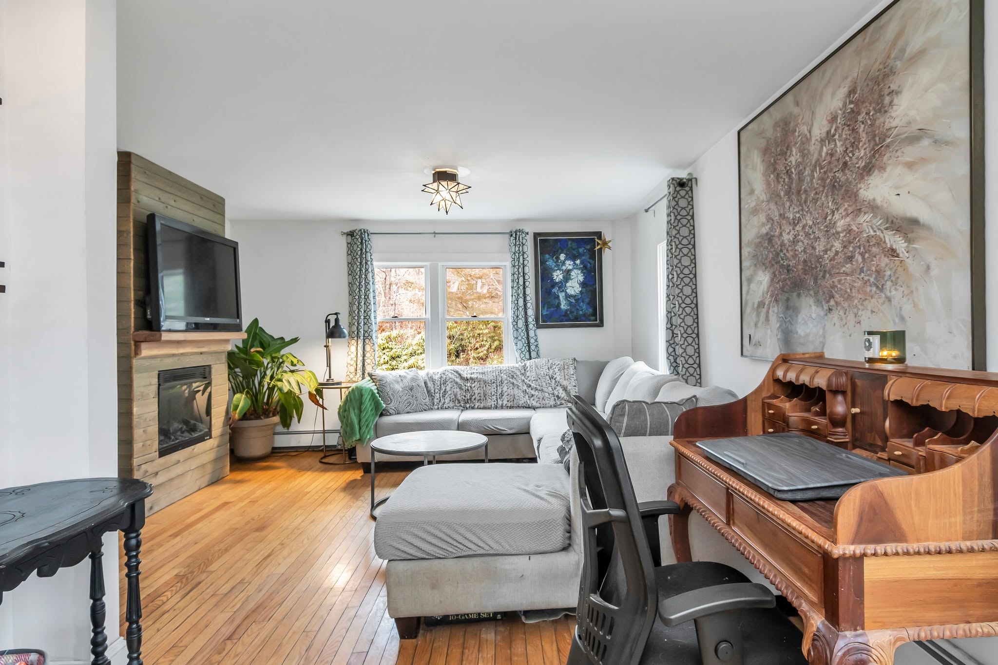 Have a look at this bright living space 🌞🛋️ Warm wood floors, flexible dining flow, and warm vibes ✨ Every photo captures how inviting this home feels, helping buyers imagine life here instantly!
.
.
.
.
.
.
.
.
#realestatephotographer #interiorphotos #JMRealEstatePhoto