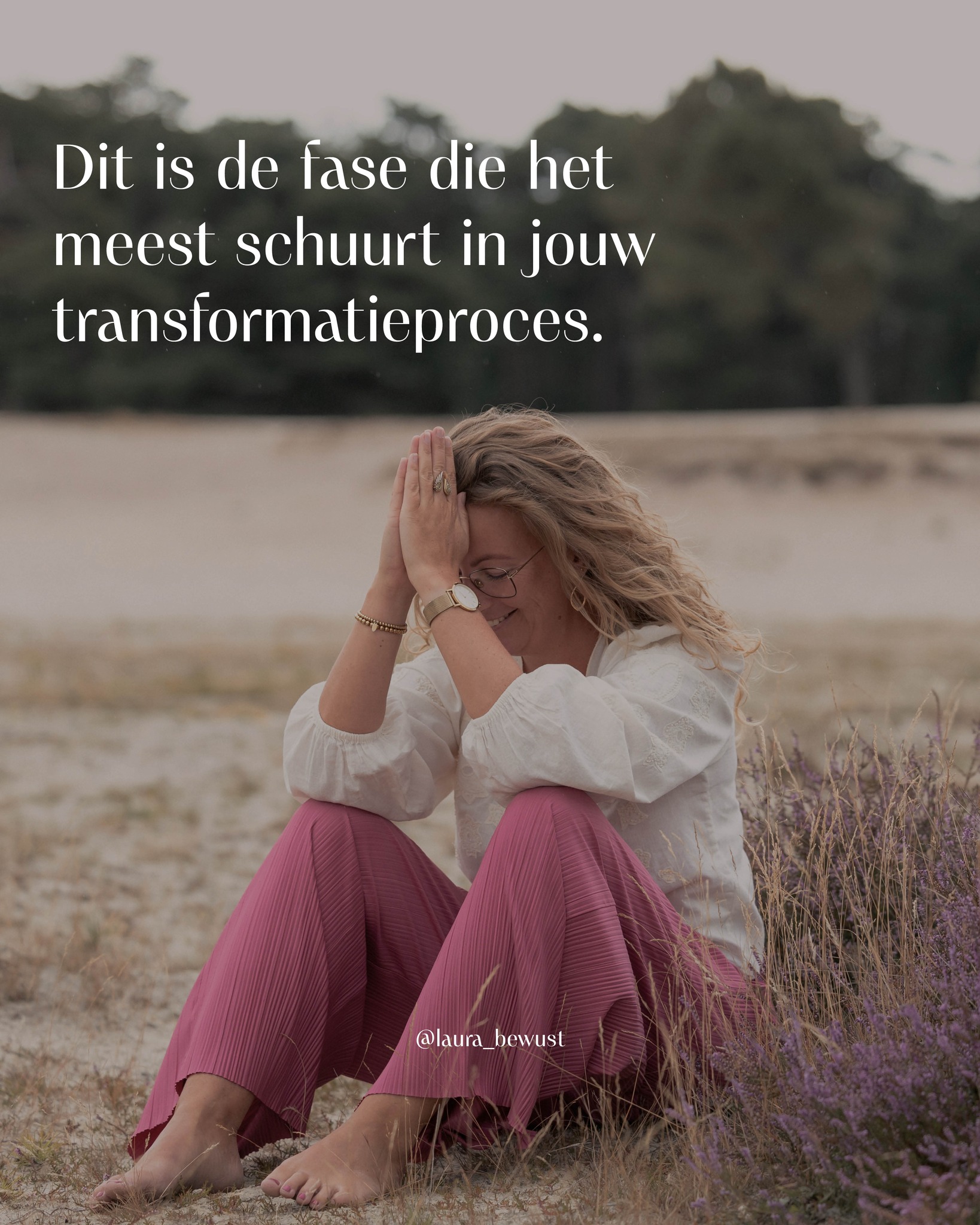 De periode waarin je niet meer bent wie je was, maar ook nog niet weet wie je aan het worden bent; dat is vaak de fase in jouw transformatieproces die het meest schuurt.
Je kunt dan het gevoel hebben dat je jezelf even kwijt bent. Dat dingen die je eerst energie gaven nu leeg voelen. En dat je lichaam om rust vraagt, terwijl je hoofd vindt dat je verder moet.
Veel mensen ervaren in deze fase fysieke signalen zoals vermoeidheid, griepachtige klachten, spanning in het lichaam en een sterke behoefte om zich terug te trekken. En dat is ook heel logisch, want je bent behoorlijk wat aan het opruimen.
💫 Oude informatie die niet meer klopt wordt losgelaten.
💫 Patronen die hun functie hebben gehad vallen weg.
💫 Overtuigingen die ooit veiligheid boden, maar nu belemmeren, worden zichtbaar of verdwijnen stilletjes naar de achtergrond.
Als je gewend bent om veel vanuit je hoofd te leven, kan deze fase verwarrend zijn. Je wilt graag begrijpen wat er gebeurt, maar hoe meer je probeert te denken, hoe verder je van het antwoord af lijkt te raken.
Het lichaam is daarin vele stappen verder dan het hoofd. Want waar het hoofd nog zoekt naar verklaringen, is het lichaam al bezig met herstellen, loslaten en opnieuw afstemmen - precies op het tempo dat nodig is. 🩷
Soms betekent dat dat je letterlijk wordt stilgezet. Dat je ziek wordt. Dat je energie wegvalt. Dat je systeem je uitnodigt om naar binnen te keren. En dat is oké.
Heling vraagt niet altijd om actie. Niet altijd om praten, analyseren of oplossen. Soms vraagt het om simpelweg aanwezig te zijn, te voelen, te vertragen. Om zachtheid en overgave. Gewoon meebewegen met een dieper proces dat al gaande is.
👉 Meer weten over het transformatieproces? Check dan even mijn nieuwste blog waarin ik je meeneem in het proces van loslaten, overgave en het vertrouwen op je innerlijke wijsheid in tijden van verandering.
Dit is een verdiepend artikel over het transformatieproces, oude wijsheid, lichamelijke signalen en waarom leegte vaak nodig is om opnieuw te kunnen ontvangen.
Klik op de link in mijn bio om direct naar het artikel te gaan.
#transformatieproces #herstellen #helen #loslaten #vertragen #overgave