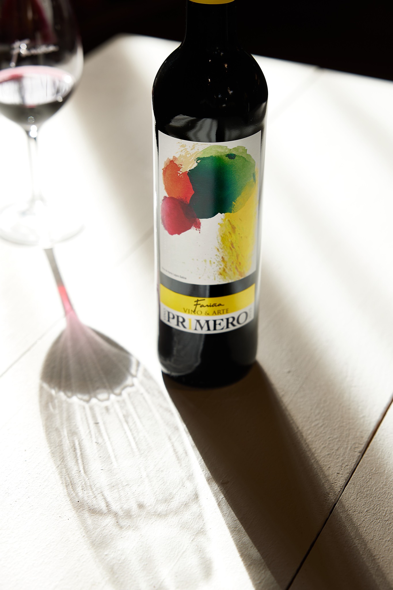 🇪🇸 Primero es nuestro vino más joven 🍷✨ El que anuncia una nueva añada y celebra el inicio de todo.
Fresco y frutal. Elaborado con tinta de toro y vestido cada año con una obra de arte diferente. Este año, la de @karla_lagos_gatica_.
🇬🇧 Primero is our youngest wine 🍷✨ The one that announces a new vintage and celebrates the beginning of everything.
Fresh and fruity. Made from Tinta de Toro and dressed each year in a different work of art.
This year, it features a piece by @karla_lagos_gatica_.