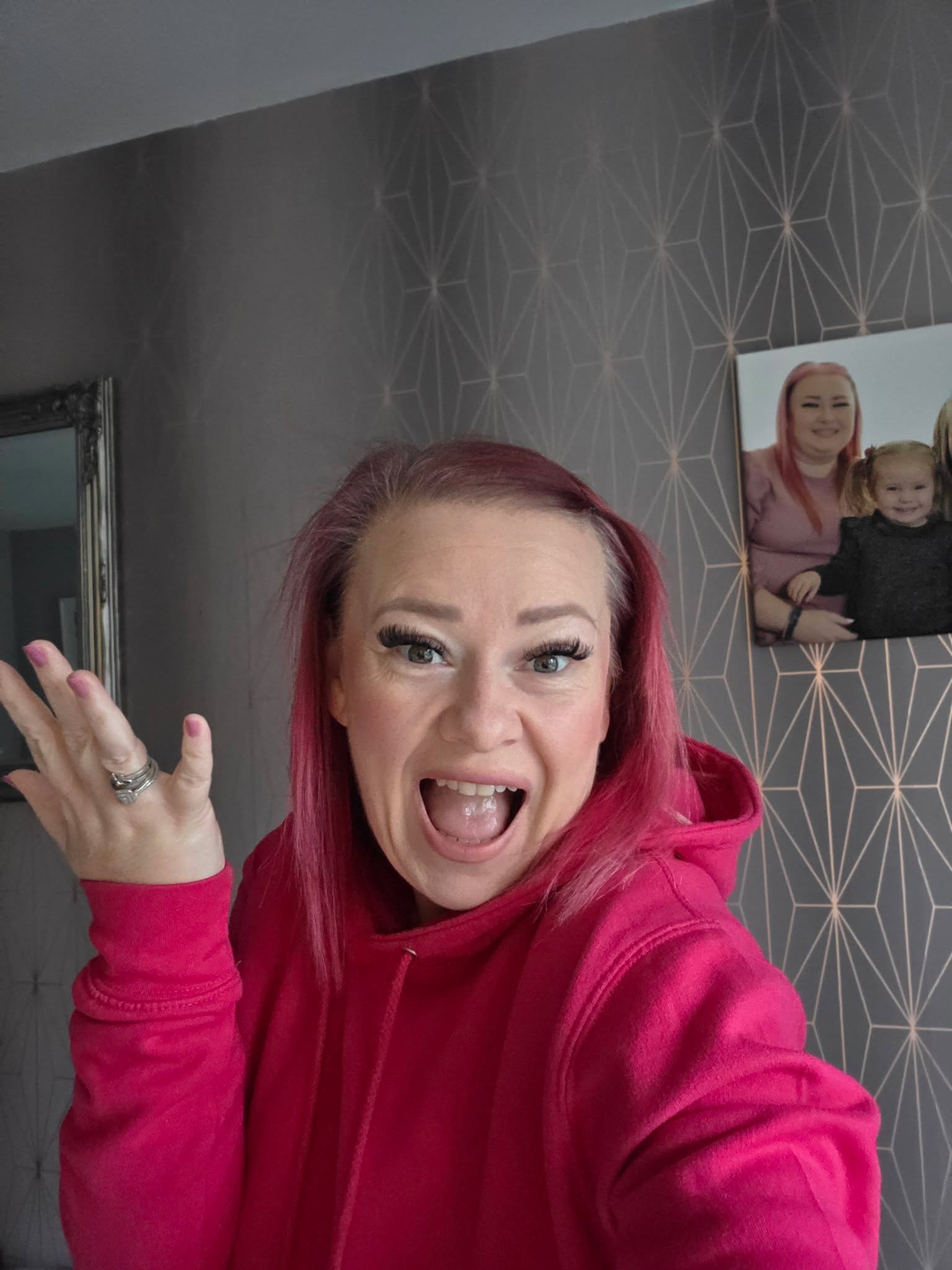 Can someone please tell me how is it Friday already 🙈
Im sure it was Monday 5 minutes ago 🙈😆