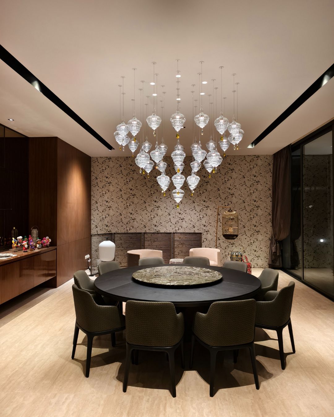 ✨We present to you our installation from Singapore. The project is located in the prestigious District 11. The client, who perceives his home as a personal sanctuary — a place where family and its values come first ❤️ — was looking for the perfect centerpiece above the dining table. A light that would combine cultivated simplicity, subtle playfulness, and the deeper meaning of "good fortune 🍀."
His natural choice became our Lantern design, launched last year. Its lantern-inspired form is not only a source of light but also a bearer of symbolism rooted in Asian 🌏 cultural traditions, where lanterns represent vitality, prosperity, and unity.
✨Představujeme vám naši realizaci ze Singapuru. Projekt se nachází v prestižní čtvrti District 11. Zákazník, který vnímá svůj domov jako osobní svatyni 🏡 — místo, kde rodina a její hodnoty stojí na prvním místě❤️ — hledal dokonalý středový prvek nad jídelní stůl. Světlo, jež by spojovalo kultivovanou jednoduchost, jemnou hravost a hlubší význam „dobrého štěstí“ 🍀.
Jeho přirozenou volbou se stal náš design Lantern, uvedený na trh v loňském roce. Jeho tvar inspirovaný lucernou není jen zdrojem světla, ale také nositelem symboliky vycházející z asijských 🌏 kulturních tradic, kde lucerny představují vitalitu, prosperitu a jednotu.
#CrystalChandelier #CzechCrystal #LuxuryDesign #Craftsmanship #PrecisionWork #InteriorDesign #Architecture #DesignInspiration #StatementLighting #LuxuryInteriors #LightAndDesign #Handcrafted #Elegance #TimelessStyle #elitebohemia