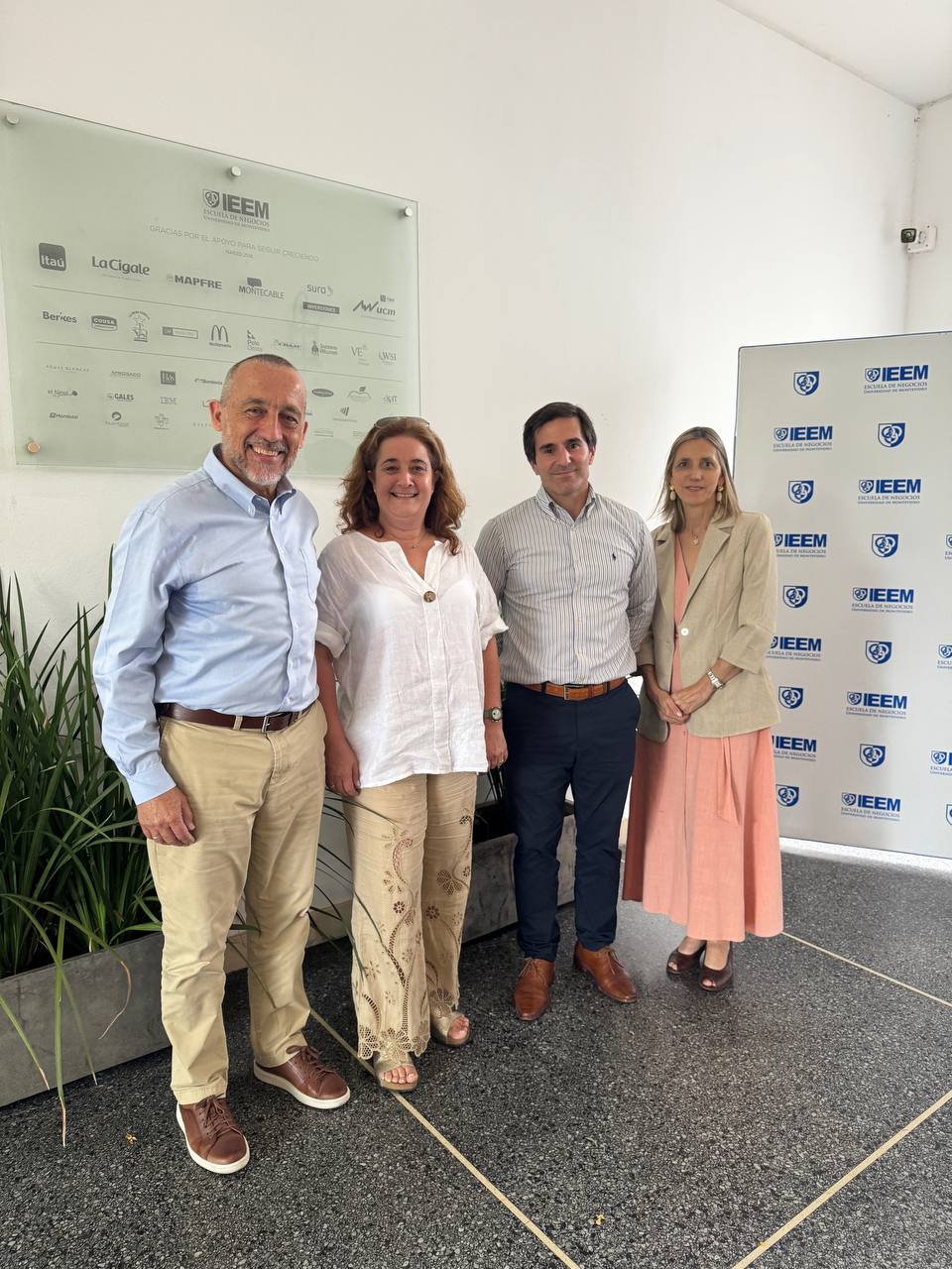 El martes 4 de febrero fuimos recibidos en el @ieem_um por su decano, Prof. Lic. Joaquín Ramos, y por la Prof. Cra. Rosario González Stewart, ambos descendientes de gallegos, quienes nos brindaron una cálida bienvenida.
Durante el encuentro, dialogamos sobre los planes de AEGU para este año, en especial sobre GALTECH 2026, y coincidimos en la oportunidad de avanzar hacia la firma de un acuerdo que contemple beneficios para nuestros socios, así como la organización de actividades de formación y acciones conjuntas en los próximos meses.
Por parte de AEGU participaron el presidente, Jorge Expósito, y la secretaria ejecutiva, Patricia Arijón.
Agradecemos la recepción brindada y el entusiasmo por el desarrollo de futuros proyectos en conjunto.