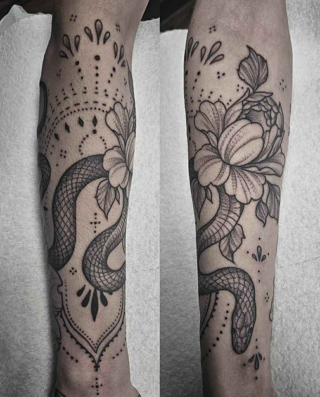 Some recent work from Kelsey! 🖤🐍🦋🗡️
.
.
.
Kelsey’s books are open! Call the shop at 989-835-6672, stop in or message us on Facebook! 🤗 we look forward to hearing from you!
#blackballtattoo #michigantattooartist #midlandmi #blackandwhitetattoo #kelseylusk