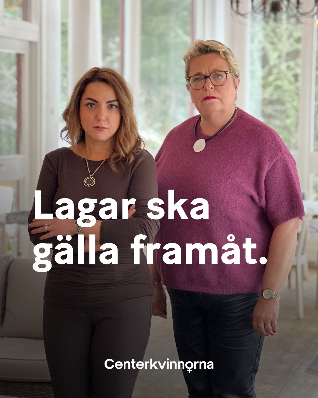 Retroaktiva utvisningar hör inte hemma i en rättsstat.
I en demokrati ska människor kunna lita på att lagliga handlingar inte används emot dem senare i livet. Lagar ska kunna ändras – men de ska gälla framåt, inte bakåt.
Därför reagerar vi starkt när regeringen öppnar för retroaktiva utvisningar. Det är ett rättsstatsproblem som drabbar både enskilda individer och samhället i stort. När tilliten till lagen undergrävs sprids otrygghet – just där tryggheten behövs som mest.
Vi vet att dessa retroaktiva utvisningar riskerar att slå hårt mot välfärden där kompetensförsörjningen redan är akut. Det är en politik som går rakt emot samhällets behov.
Men i grunden handlar det om människors värde, och om rätten att leva sitt liv utan rädsla för att spelreglerna skrivs om i efterhand.
Sverige ska vara ett land där rättssäkerheten står fast. Människor ska inte behandlas som om deras plats i samhället vore utbytbar.