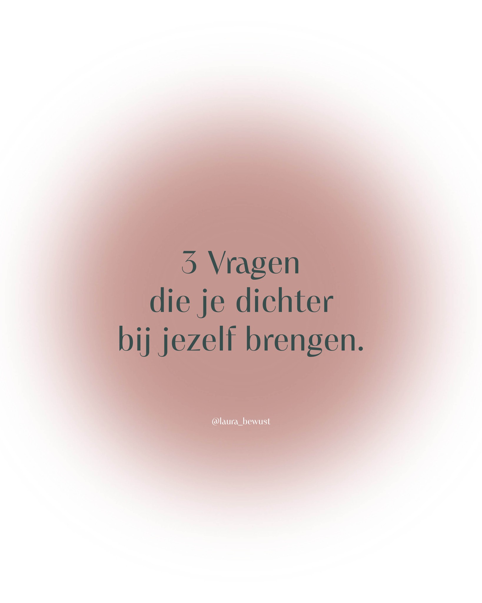 Ik nodig je graag uit tot iets wat zo simpel lijkt, maar zo krachtig werkt. Want wanneer heb je voor het laatst bewust stilgestaan bij wat er in je leeft?
Niet snel tussendoor, maar even zonder afleiding.
Leg je telefoon weg, sluit je ogen, en richt je aandacht op je ademhaling.
Adem bewust. Dieper dan normaal. Langzamer. Voel hoe je lichaam tot rust komt.
Welke gedachten claimen je aandacht terwijl je dit doet?
Niet om ze te analyseren of op te lossen, maar gewoon om ze te ontmoeten in jezelf.
Misschien zijn het vragen zonder antwoord.
Zijn het plannen, zorgen, verlangens of misschien oude patronen die zich herhalen?
- Observeer ze.
Wat doen deze gedachten met je? Geven ze je energie of trekken ze je juist leeg? Opent het mogelijkheden of zet het je juist vast?
Nu je voelt wat deze gedachten met je doen, wordt de volgende vraag essentieel: wat voedt ze eigenlijk?
Zijn het angsten die geworteld zijn in het nu, of echo's uit je verleden? Herken je in wat je voelt een patroon dat je al kent sinds je kind was? Soms reageren we niet op wat is, maar op wat was. En soms ontdekken we dat we anders kunnen kiezen dan we dachten.
Wat zou er veranderen als je deze gedachten en gevoelens met een nieuwe blik bekijkt? Als volwassene, met alle wijsheid die je inmiddels hebt verzameld?
Met alles wat je inmiddels weet en hebt doorleefd.
Denk dan eens terug aan vandaag. Hoe heb je je uren gevuld?
Welke keuzes maak je vandaag echt zelf, en welke omdat je denkt dat het zo hoort of van je verwacht wordt?
Waar gaat tijd naartoe die je eigenlijk liever anders zou besteden? En wat zou je juist meer ruimte willen geven, als je echt zou luisteren naar wat je diepste zelf wil?
Het maakt niet uit welke dromen je koestert of welke doelen je voor ogen hebt. Je kunt de mooiste bestemmingen in gedachten hebben. Maar zonder te weten waar je nu staat, of wat er van binnen gebeurt, loop je misschien wel richting de droom van iemand anders.
Zelfbewustzijn is geen luxe. Het is het kompas dat je helpt je eigen richting te vinden.
Neem de tijd voor deze vragen. Voor jezelf. Dat is zóveel belangrijker dan nog een uur scrollen.