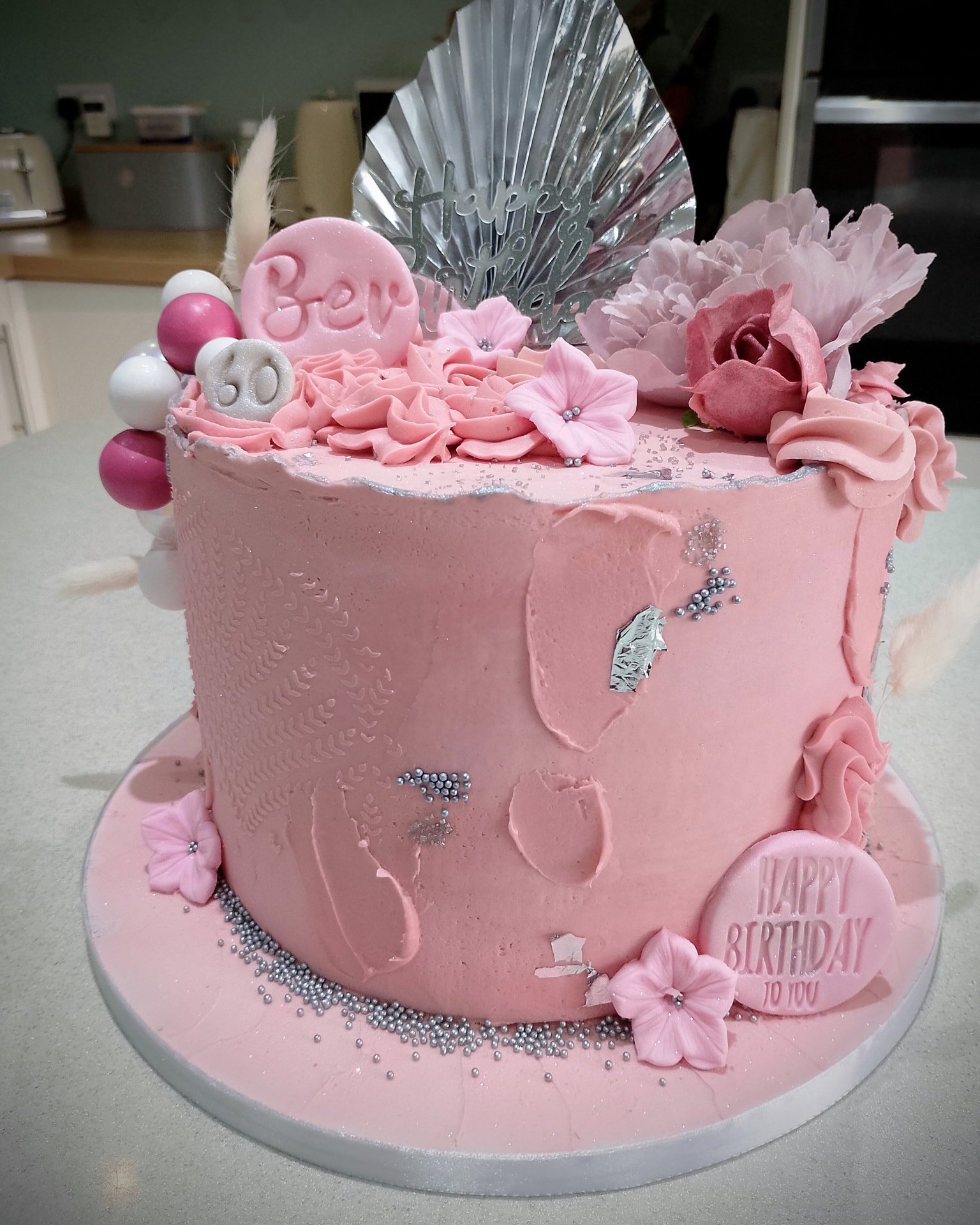 Beautiful simple 60th birthday cake 🩷
Happy birthday Bev 🎉