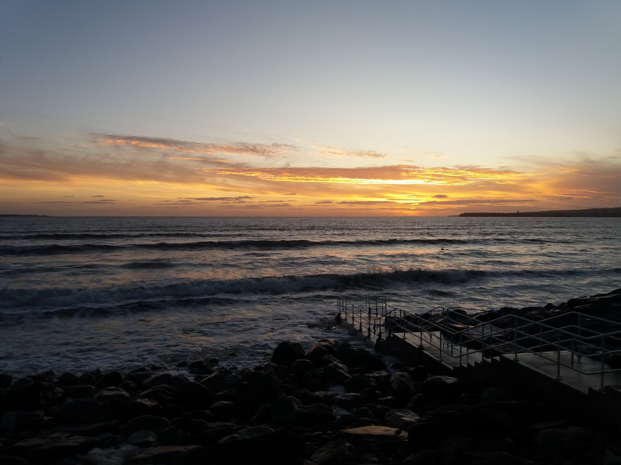 Lahinch is a charming seaside town on Ireland’s west coast, famous for its golden sandy beach and lively surf. It’s a favorite spot for surfers and walkers alike, with stunning views of the Atlantic Ocean.
👉🏻 Just a short drive from Lahinch, you can explore the Cliffs of Moher, the Burren’s unique limestone landscape, and historic castles along the coast.
💚 Watching the sun set here, with waves crashing and the sky lighting up, is the perfect way to end the day!
#LittleGemTours #Lahinch #CountyClare #Sunset #Ireland #TravelMoments #AtlanticViews #Burren #CliffsOfMoher
