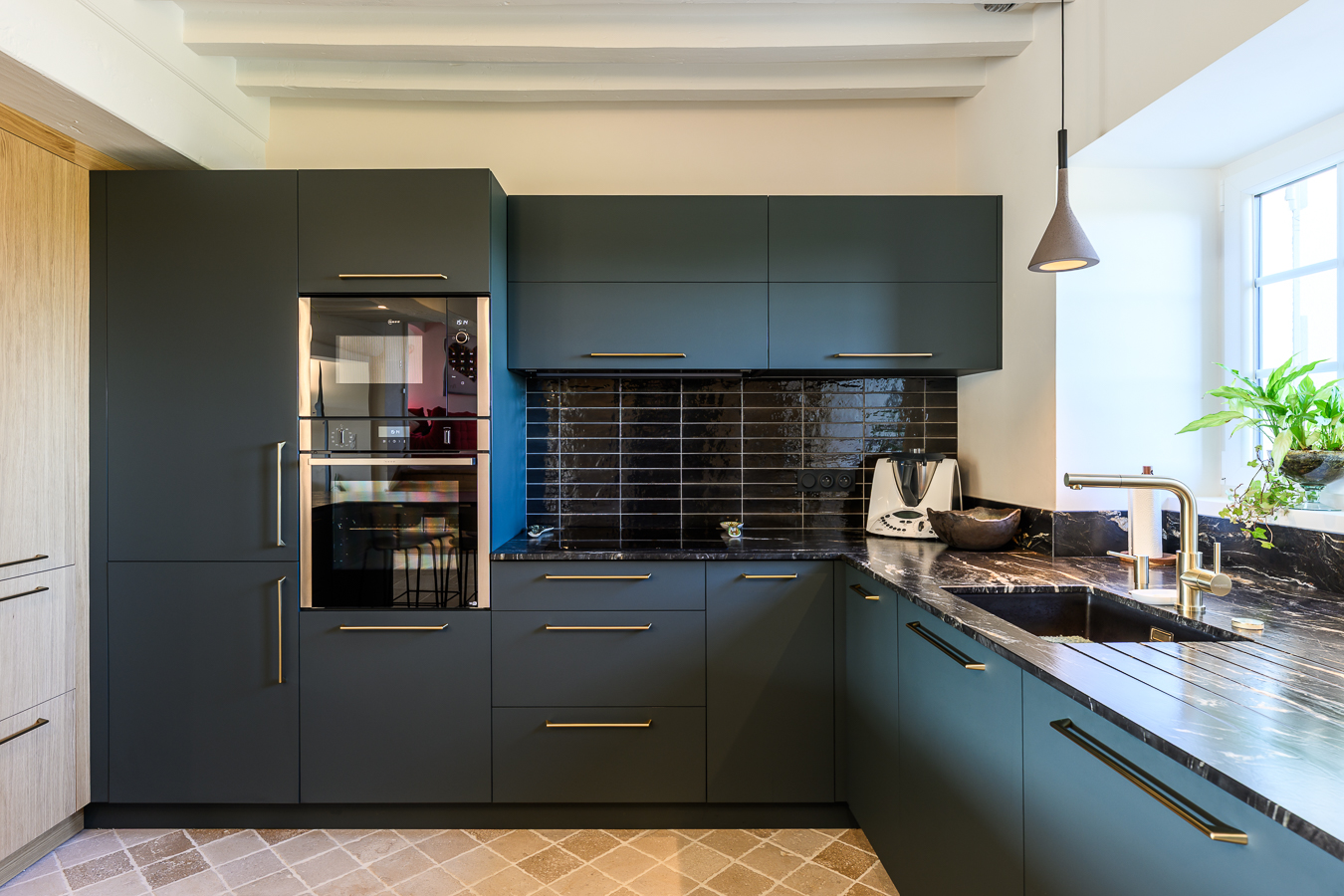 RENOVATION LOURDE d'une bâtisse beaujolaise
CUISINE - Conçue sur mesure, les matériaux et teintes choisies résonnent avec la pierre du sol, le chêne de l'escalier... tout en apportant du contraste.
Photos : @thedigitalfly
Cuisine : @roussotatelier
#bonsens #bonsensarchitectes #solpierre #cuisine #FENIXforInteriors