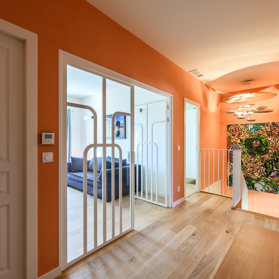 RENOVATION LOURDE d'une bâtisse beaujolaise
AVANT/APRES COULOIR ETAGE - l'une des 4 chambres aménagées pour l'accueil de la famille et des amis est largement ouverte sur le couloir au quotidien grâce à une grande verrière sur mesure. Ainsi l'étage est toute la journée baigné de lumière naturelle et le couloir parait plus spacieux, un vrai espace de vie.
Photos : @thedigitalfly
#bonsens #bonsensarchitectes #rénovation #couloir #verrieresurmesure