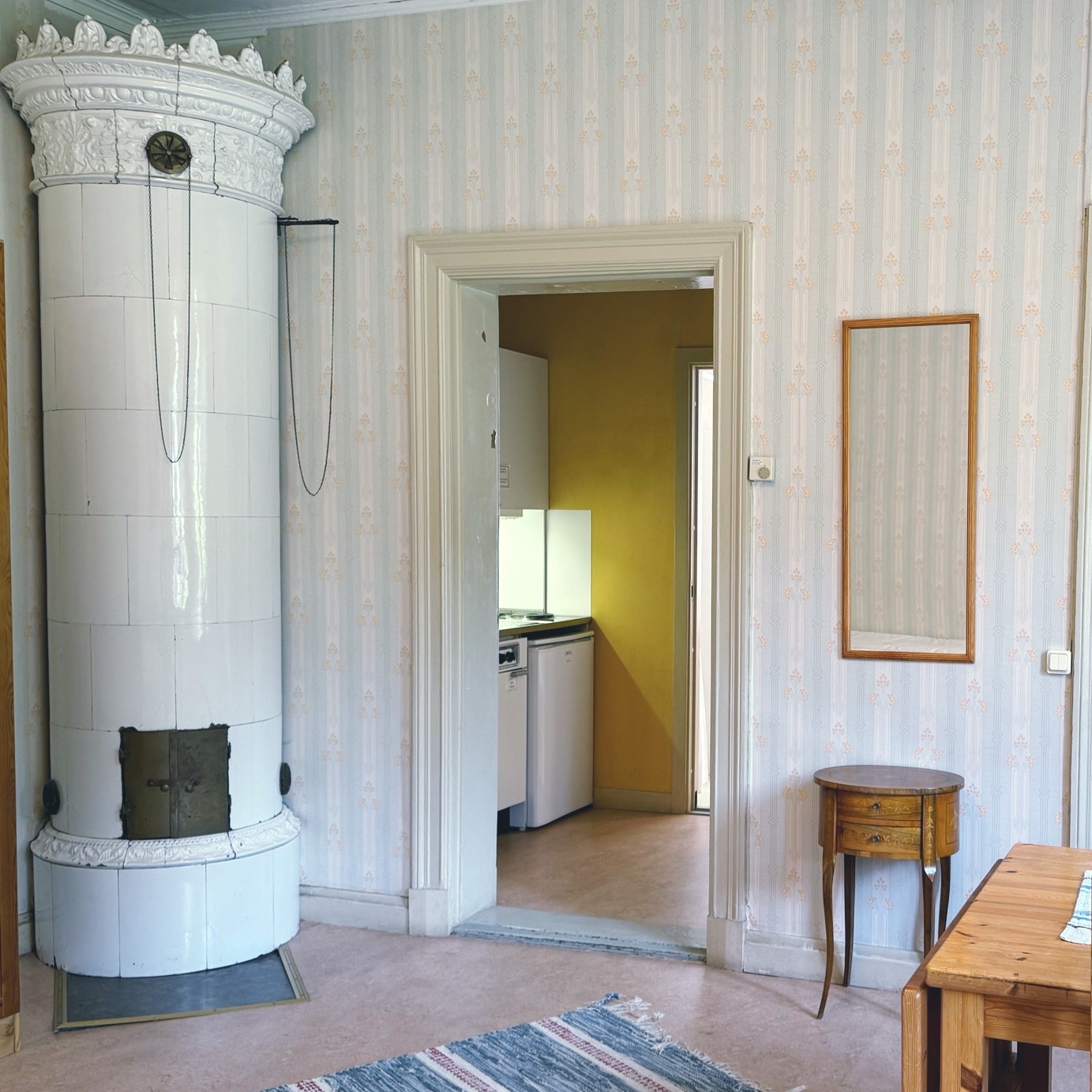 En gång i tiden hade varje lägenhet på bottenvåningen en kakelugn – totalt 32 stycken kakelugnar. Det var den enda uppvärmningen i lägenheter som bestod av ett rum och kök. I dessa ”större” bostäder bodde familjer, ibland med upp till tio barn.
De mindre rummen på övervåningen beboddes av ungkarlar och saknade kök. Där fanns endast en liten vedkamin för värme. Idag finns tyvärr bara en lägenhet kvar på boende delen/login som fortfarande har sin kamin kvar. Den finner man i hus nr. 1, lägenhet 3.
#sekelskifteshus #byggnadsvård #hantverkfalkangen #fortheloveofoldhouses