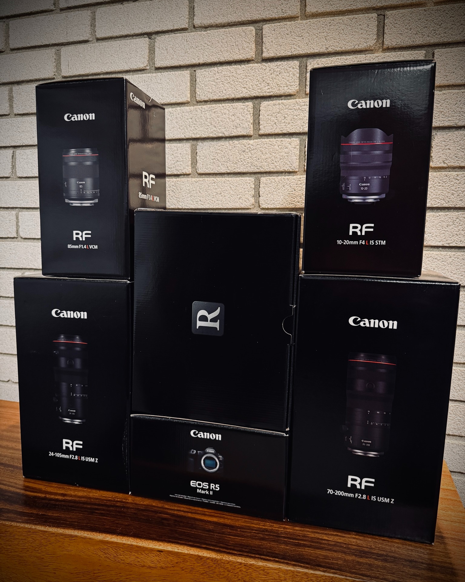 Chez Agence MIDO, nous réinvestissons chaque année une part importante de nos bénéfices dans le rafraîchissement de nos équipements, afin de demeurer à la fine pointe et livrer un rendu toujours plus solide, peu importe le mandat. ✔️
Récemment, nous avons donc fait l’acquisition de deux Canon EOS R5 Mark II, capables de filmer en 8K 60p et 4K 120p, accompagnées des meilleures lentilles Canon RF série L, couvrant du très grand-angle jusqu’au téléobjectif. Résultat : une image encore plus nette, de meilleures performances en basse lumière et une flexibilité maximale sur le terrain ! 📸
Nous avons bien hâte de vous montrer ce que ça donne sur les prochains projets. 🔜
#AgenceMIDO #ProductionVideo #PhotoPro #CanonR5MarkII #CanonRF #LentillesRF #ContenuDeMarque #CréationDeContenu #Lévis #Québec