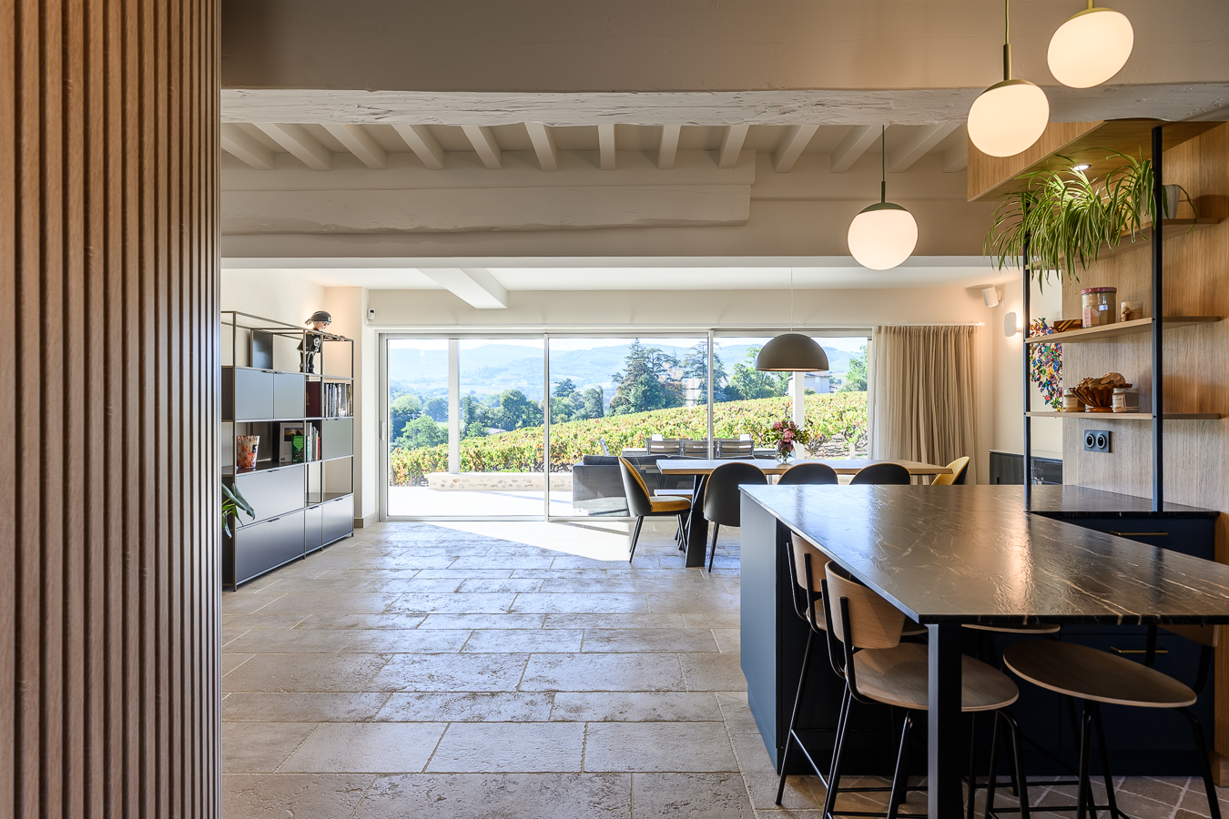 AVANT/PENDANT/APRES
RENOVATION LOURDE bâtisse beaujolaise
Le RDC était bas de plafond et assombri par de petites ouvertures, des pièces fermées et un plafond bois foncé.
Il s'agissait donc d'ouvrir et d'éclaircir l'espace, tant à l'intérieur que vers l'extérieur. Une grande baie horizontale a donc été créée pour faire entrer le paysage vallonné des vignes beaujolaises au cœur de la maison.
#bonsens #bonsensarchitectes #rénovation #renovationmaison #avantaprestravaux
