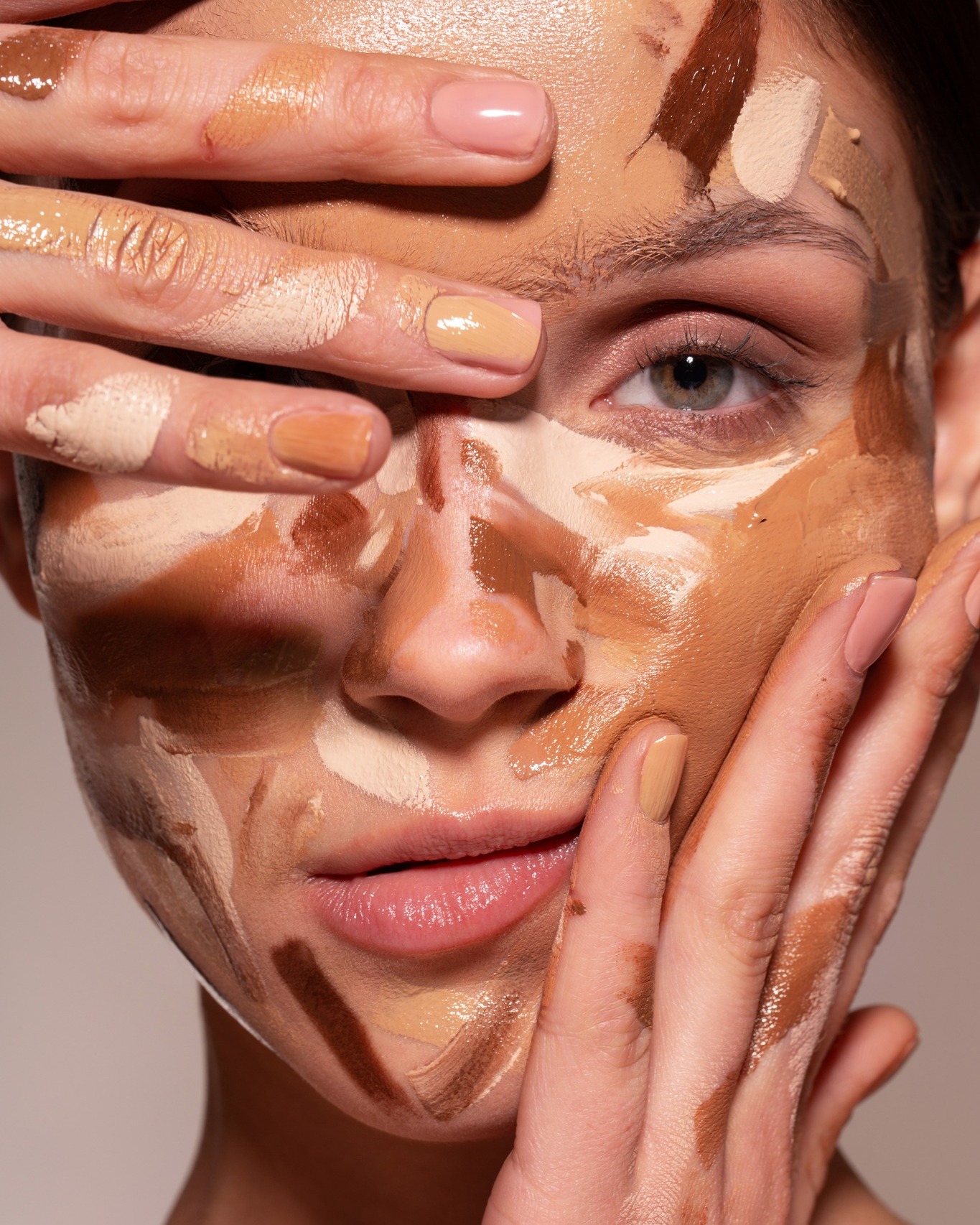 When you are trying to find the perfect foundation shade .... 🫠✨
👉 How to you like these shots?
Team 📸
Model @jasmine.duta
Model Agency @eastwestmodels
Make Up & Hair Artist @by.josephine.winter @artistspool
Photo & Retouch Tamara Specht
#FoundationMatch #MakeupBasics #BeautyPhotography #MakeupLovers #FoundationSwatches #MakeupArt #BeautyEditorial #MakeupInspo