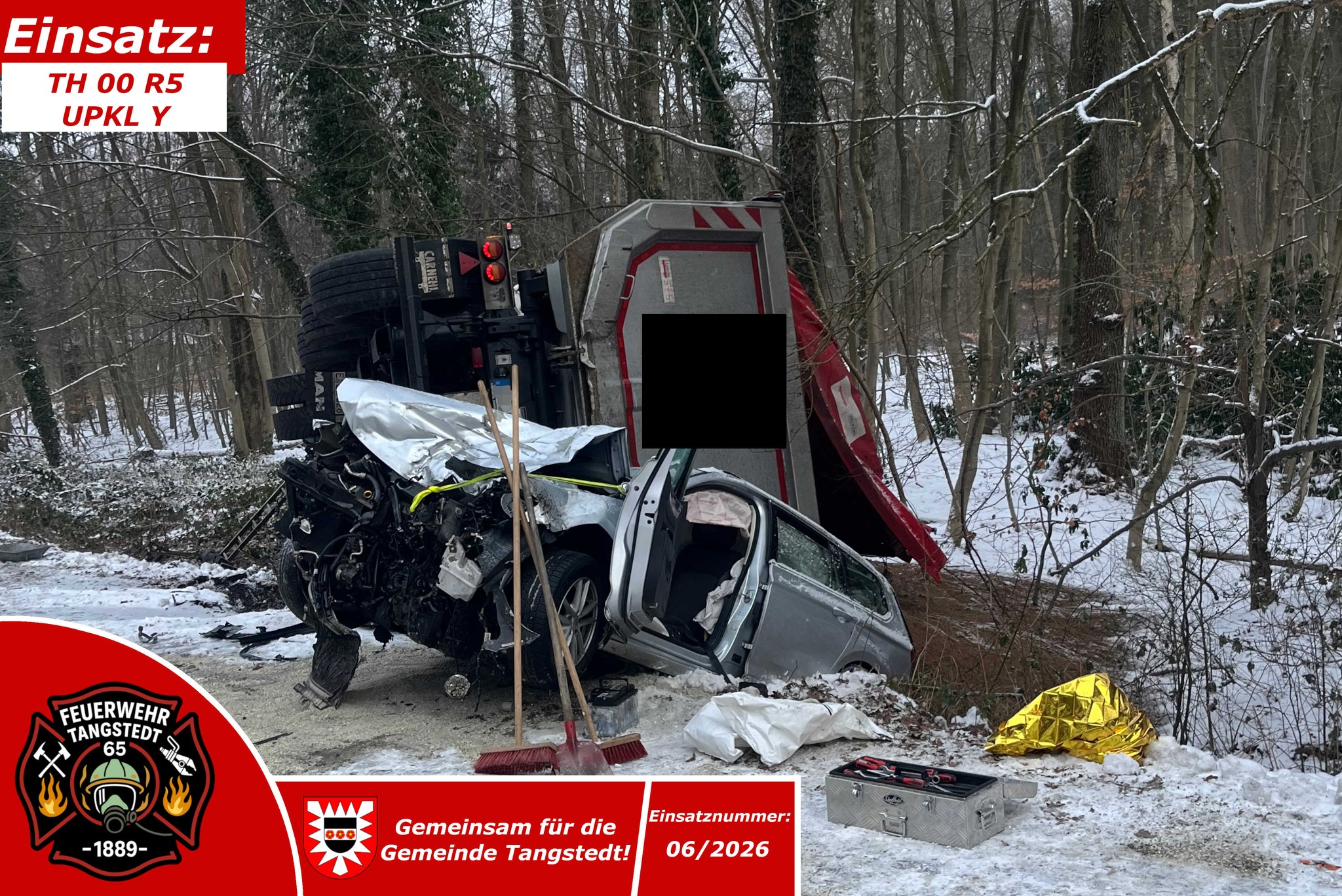 🚨 Nr. 06/2026
📆 04.02.2026, 11:39 Uhr
📟 TH 00 R5 - UPKL Y
🌐 OT Tangstedt / B432 -> Kayhude
⚠Aus ungeklärter Ursache ereignete sich ein Verkehrsunfall zwischen einem LKW und zwei beteiligten PKW mit mehreren Verletzten Personen, sowie gemäß erstem Meldebild mit einer zusätzlich im Fahrzeug eingeklemmten Person. Aus diesem Grund alarmierte die Leitstelle Süd alle drei Ortswehren der Gemeindefeuerwehr Tangstedt, sowie diverse Rettungsdienst- und Polizeikräfte. Nach Eintreffen an der Einsatzstelle und einer ersten Lageerkundung konnte schnell festgestellt werden, dass keine Person im PKW eingeklemmt war und alle Personen bereits rettungsdienstlich betreut wurden. Ein LKW war in einen Graben und teilweise auf einen PKW gekippt, ein weiterer betroffener PKW stand einige Meter weiter. Die ebenfalls mitalarmierten Kräfte der Berufsfeuerwehr Norderstedt, sowie der FF Glashütte/Norderstedt, konnten auf der Anfahrt abbrechen. Vor Ort bestand die Arbeit der Feuerwehren darin sich um auslaufende Betriebsstoffe zu kümmern, die Einsatzstelle abzusichern, sowie von diversen Trümmerteilen zu reinigen. Für die Bergung des LKW wurde ein Fachunternehmen beauftragt. Gegen 13:30 waren wir wieder einsatzbereit an der Wache.
Alarmierte Kräfte: FF Tangstedt, Freiwillige Feuerwehr Wilstedt (@ff_wilstedt) , FF Wulksfelde (@ffwulksfelde) , Berufsfeuerwehr Norderstedt (@berufsfeuerwehr_norderstedt) , FF Glashütte/Norderstedt (@ff_glashuette) , 1x NEF, 1x RTH, 4x RTW, 1x Leitender Notarzt, 1x Organisatorischer Leiter Rettungsdienst, 3x Polizei, 3x Abschlepp- und Bergungsdienst
👍🏼Like=Vielen Dank an die Einsatzkräfte🧑🏼🚒🧑🏼🚒
Alle Einsätze findest du hier:
https://www.feuerwehr-tangstedt.de/einsaetze-2026
#feuerwehr #firefighter #freiwilligefeuerwehr #ehrenamt #retterherz #blaulicht #blaulichtfamilie #fireandrescue #einsatz #alarm #atemschutz #feuer #technischehilfeleistung #einsatzfahrzeug #löschfahrzeug #notruf #instagram #insta #instagramreels #reelsinstagram #reelsofinstagram #instagramreel #reels #kreisstormarn #schleswigholstein #feuerwehr #tangstedt