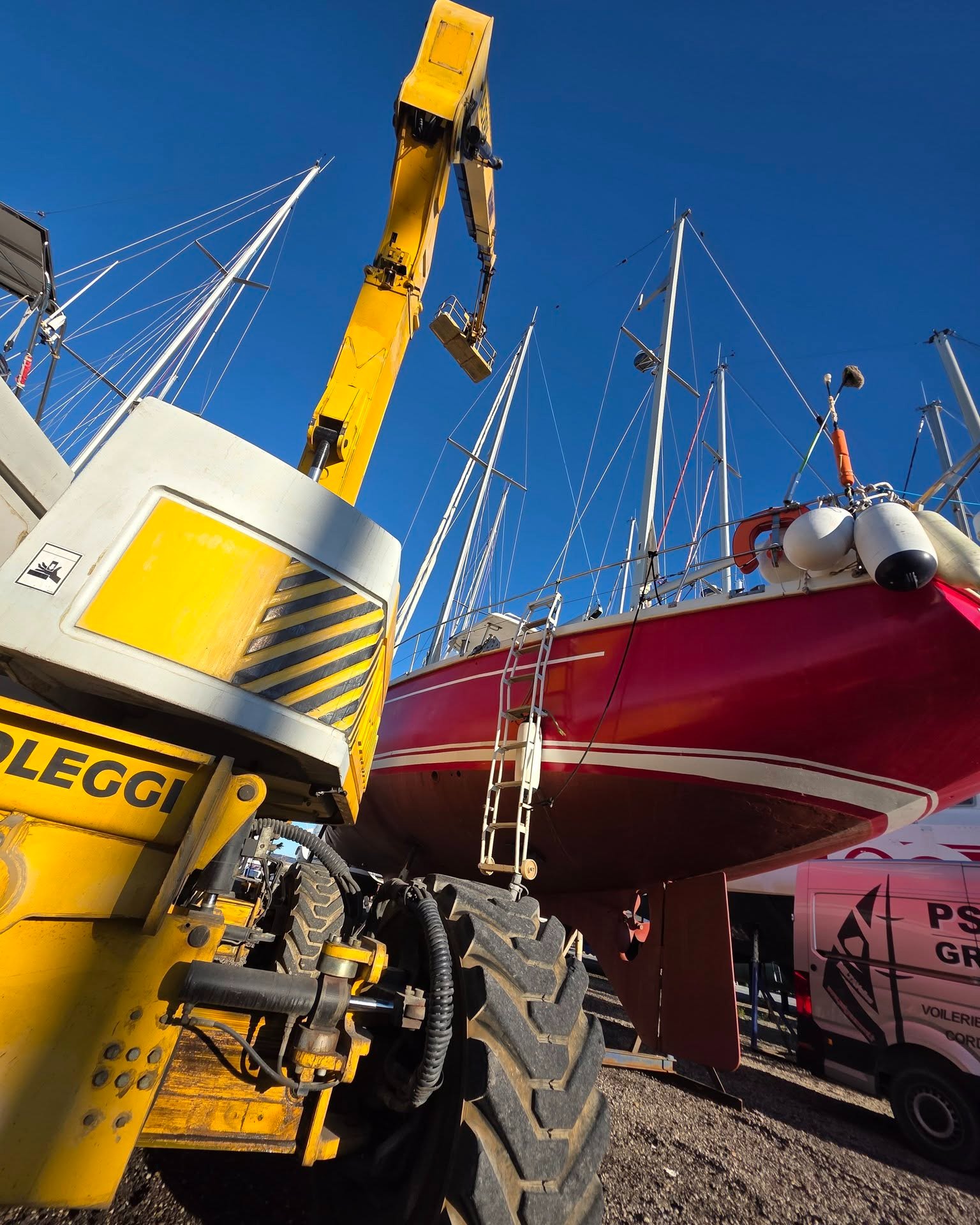 Inspection 🔎
••
Parce qu'il est important de faire réviser son gréement, c'est au tour d'Évasion un Amel Meltem de passer sous notre radar... 👀
•
N'oubliez pas de faire réviser votre gréement pour des navigations plus sereines 😁⛵
•
•
•
#PortSaintLouisduRhône #Gréement #Rigginglife #EquipementBateau #EntretienBateau #Nautisme #Rigging #Voilier #Bateau ✨
