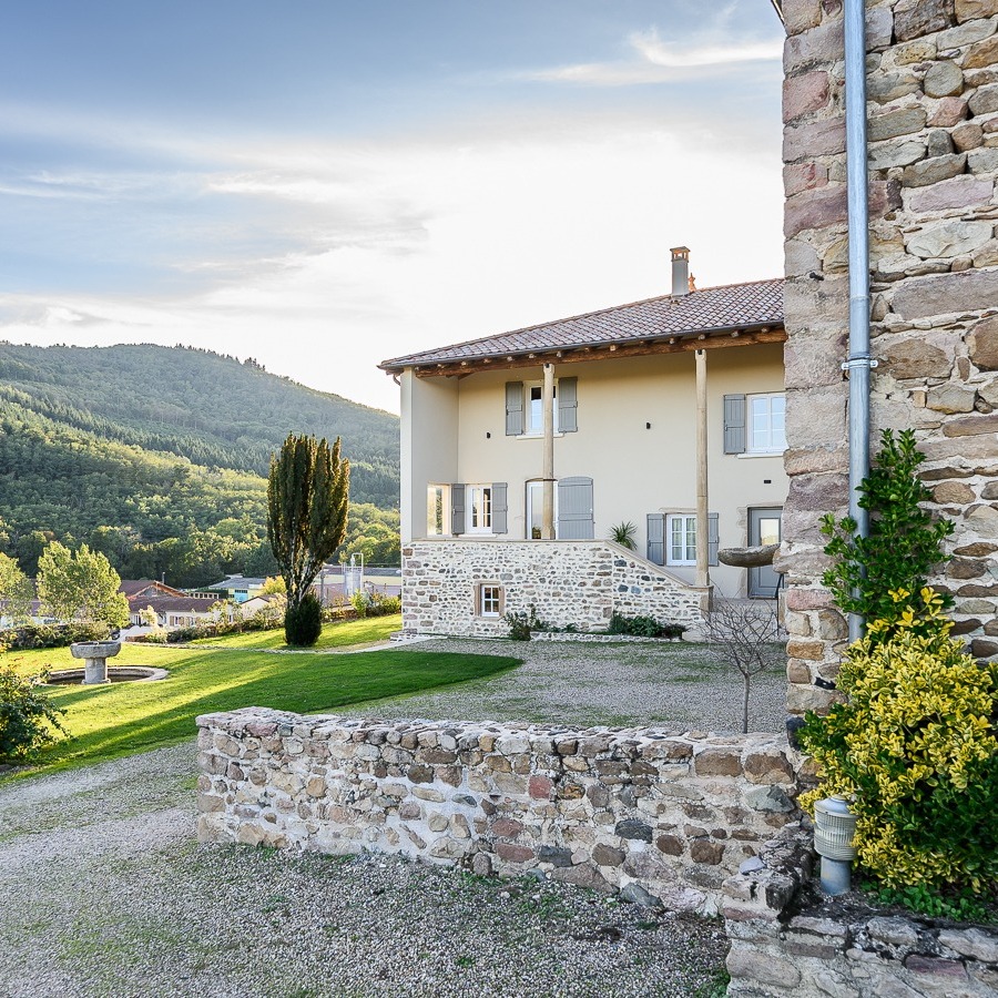 RENOVATION LOURDE d'une bâtisse beaujolaise pour y aménager une maison confortable, conviviale et familiale.
AVANT/APRES La galerie typique avec ses colonnes pierre a été valorisée dans le cadre de la réfection complète des façades et de la couverture.
Photos : @thedigitalfly
#bonsens #bonsensarchitectes #façadebeaujolaise #maisonbeaujolaise #rénovation #avantaprestravaux